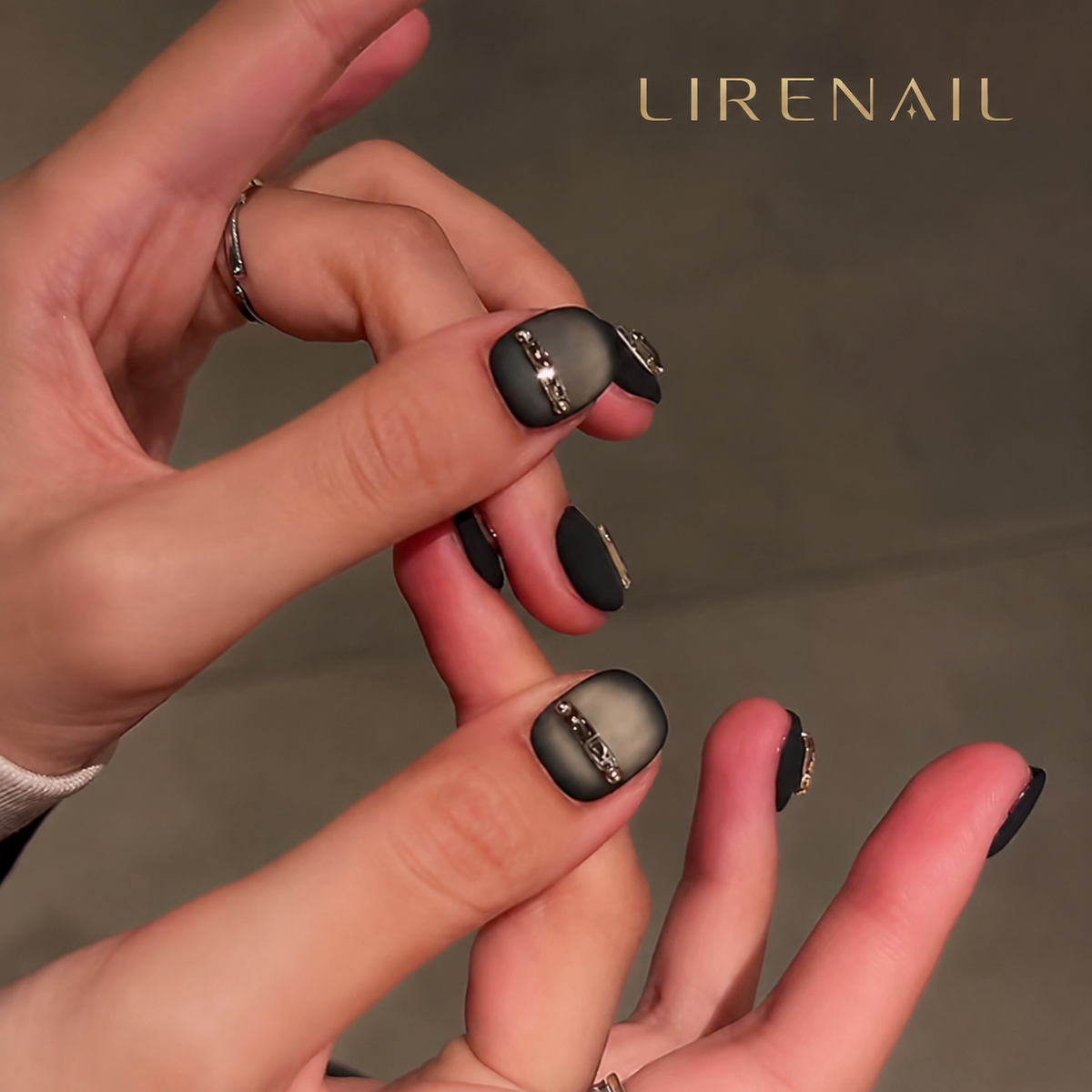 Obsidian Halo – Black Ombre Gem Press-On Nails