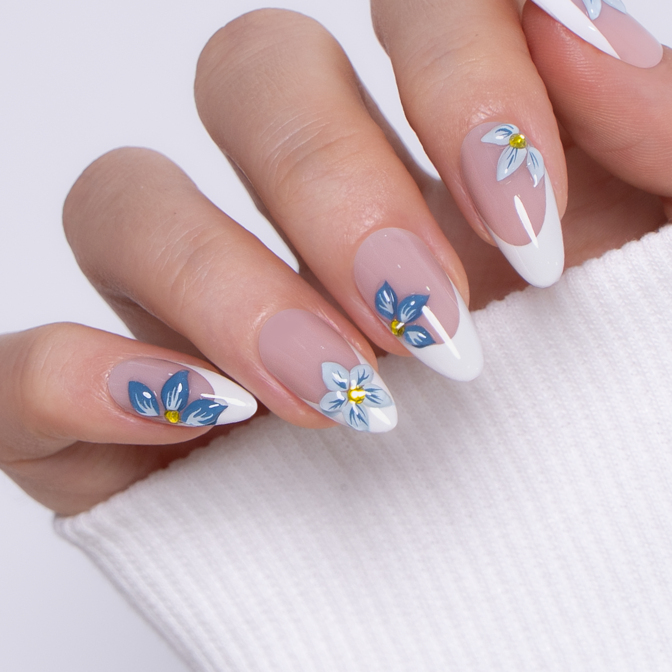 Designer s Pick | Azure Petals M Almond almond press-on nails
