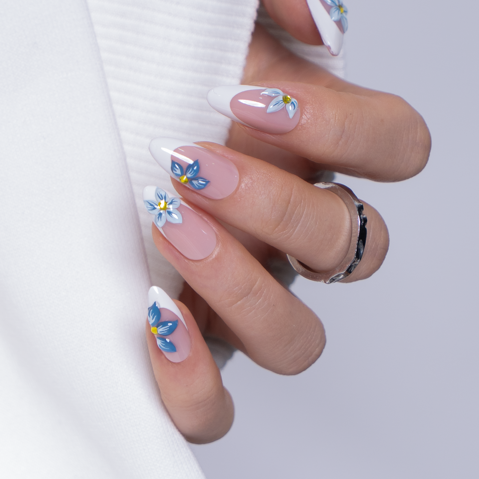 Designer s Pick | Azure Petals M Almond almond press-on nails