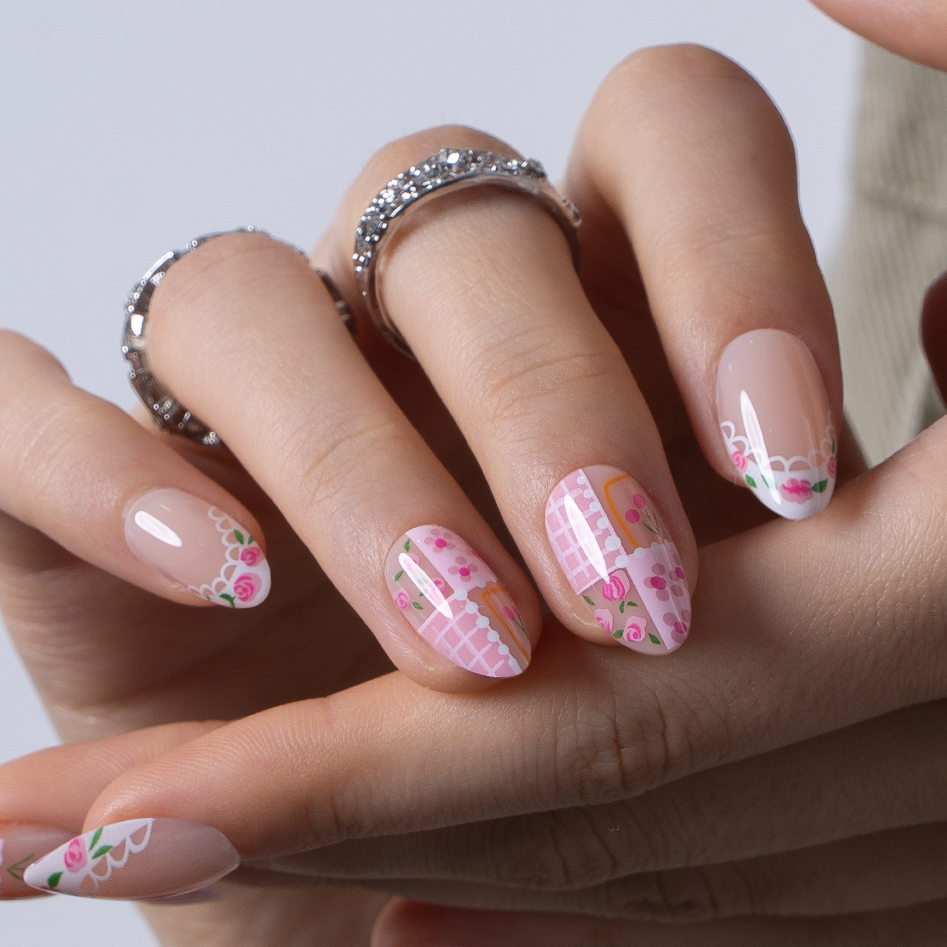 Berry Lace S Almond almond press-on nails