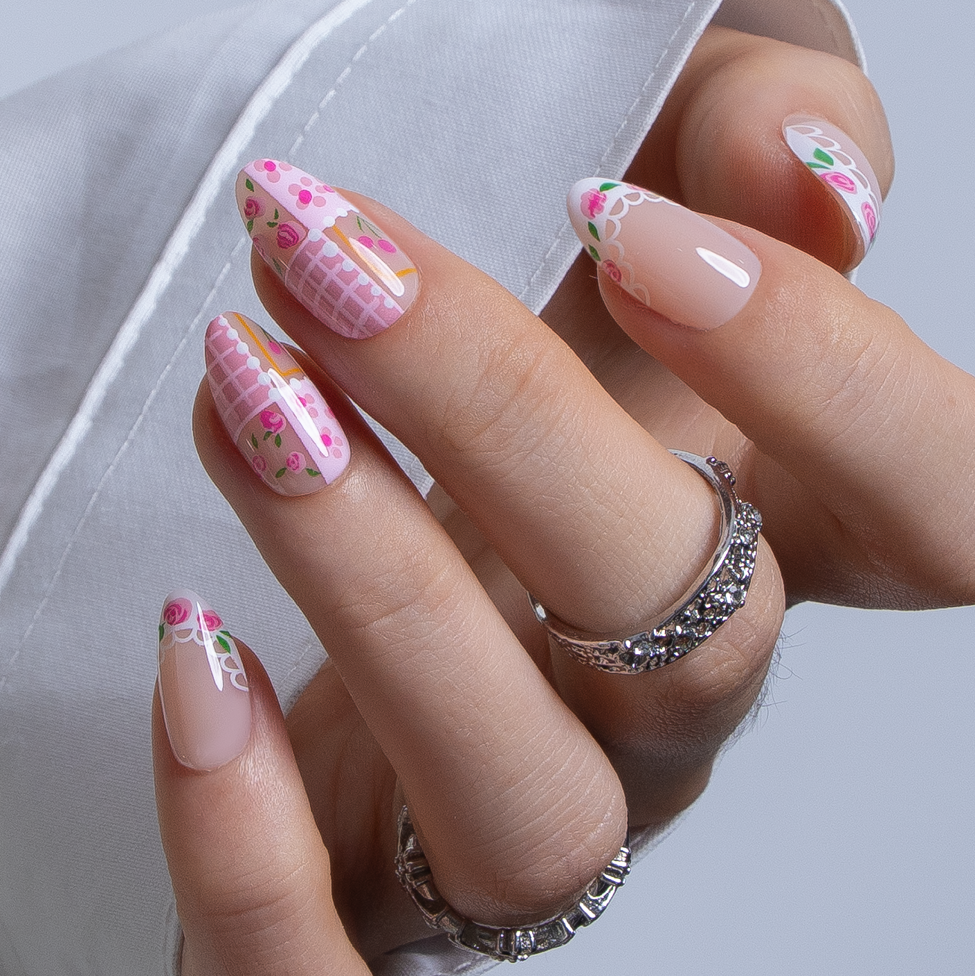 Berry Lace S Almond almond press-on nails