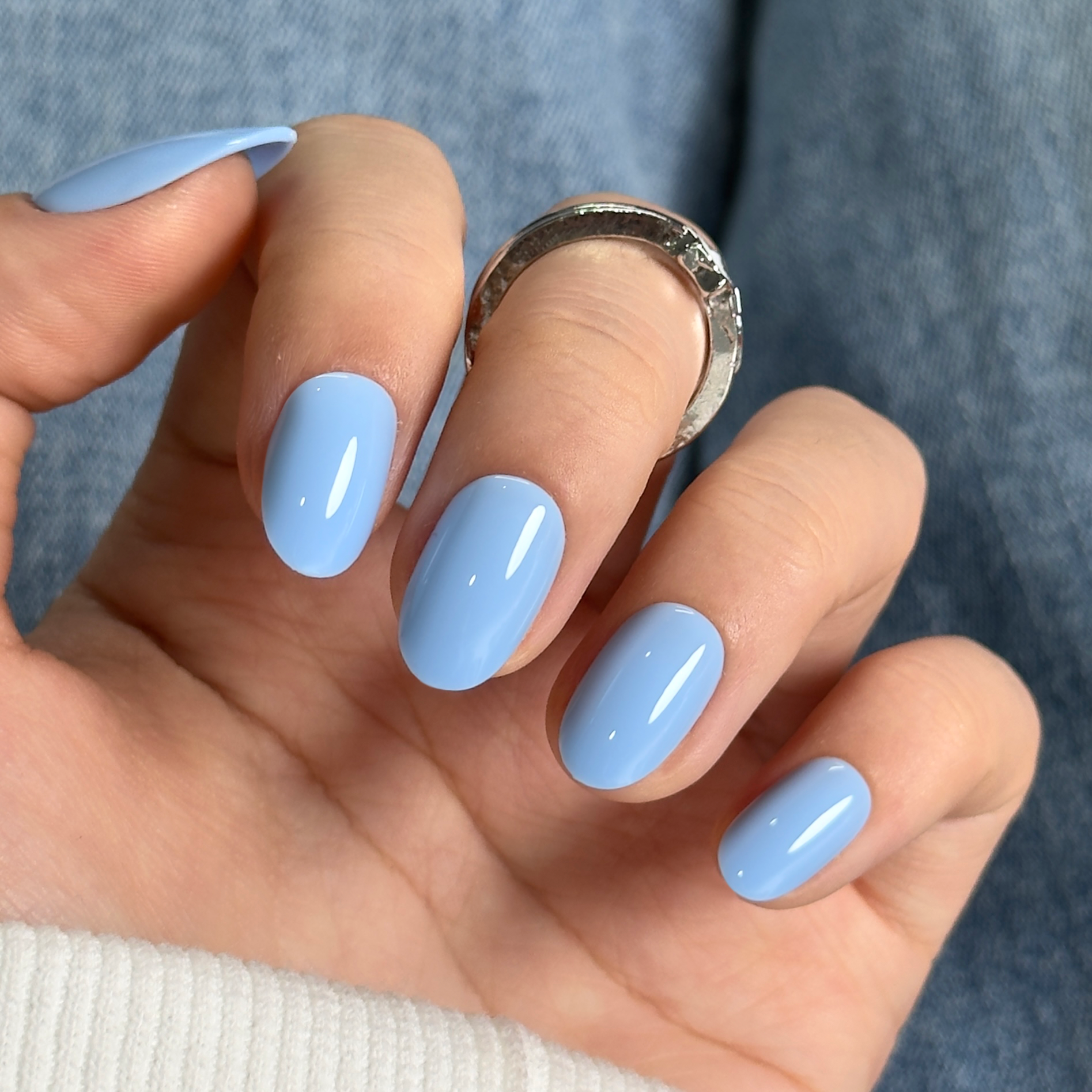 Blue Whisper S Oval oval press-on nails