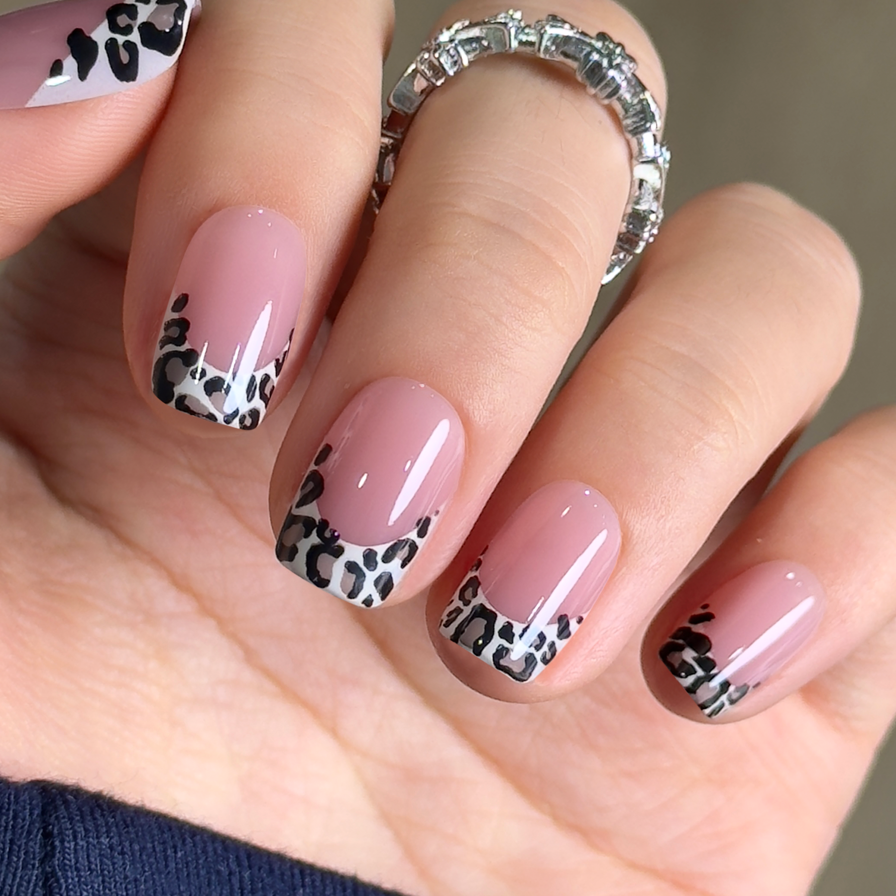 Chic Brown short squoval press-on nails