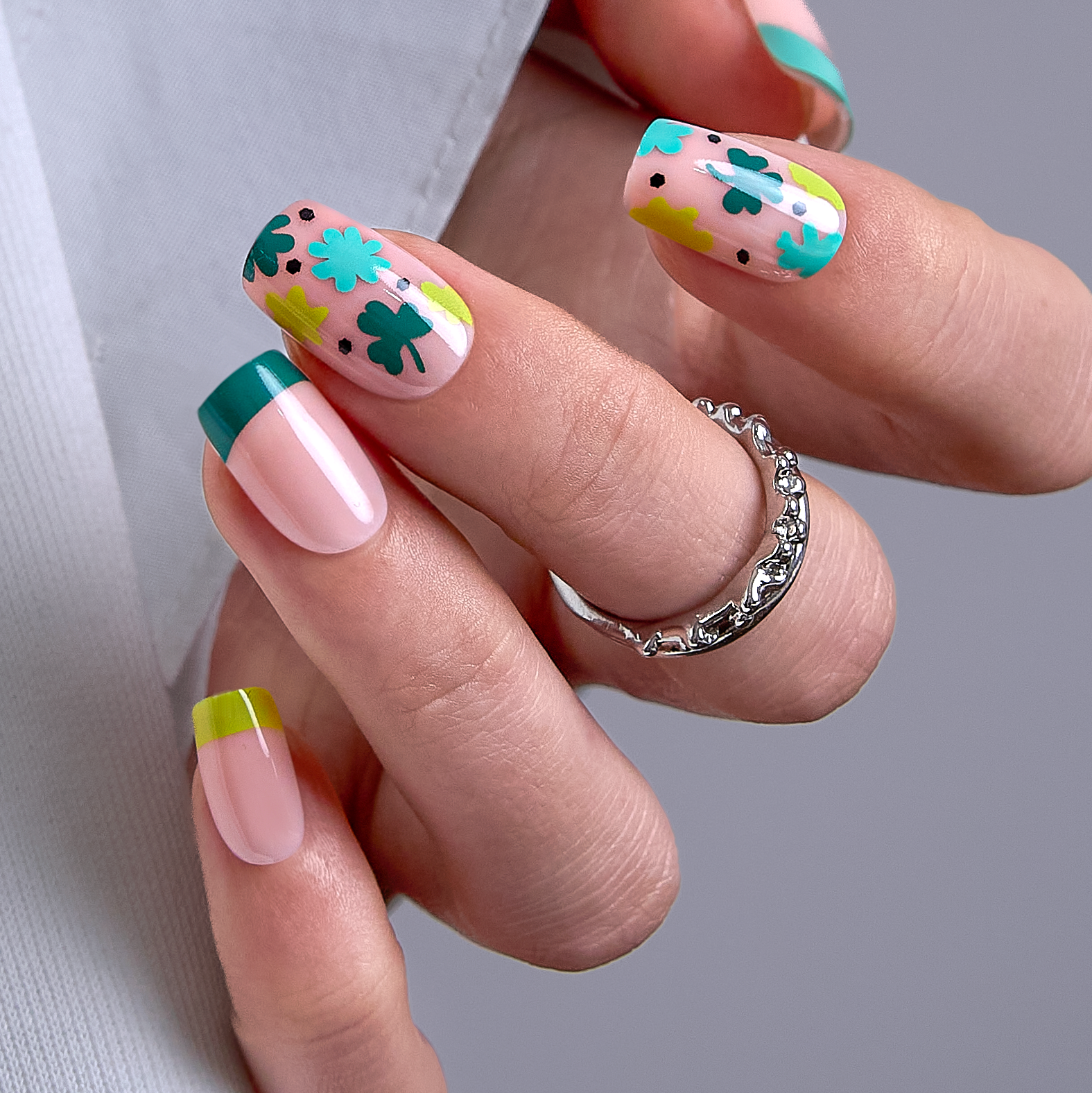 Clover Breeze medium squoval press-on nails