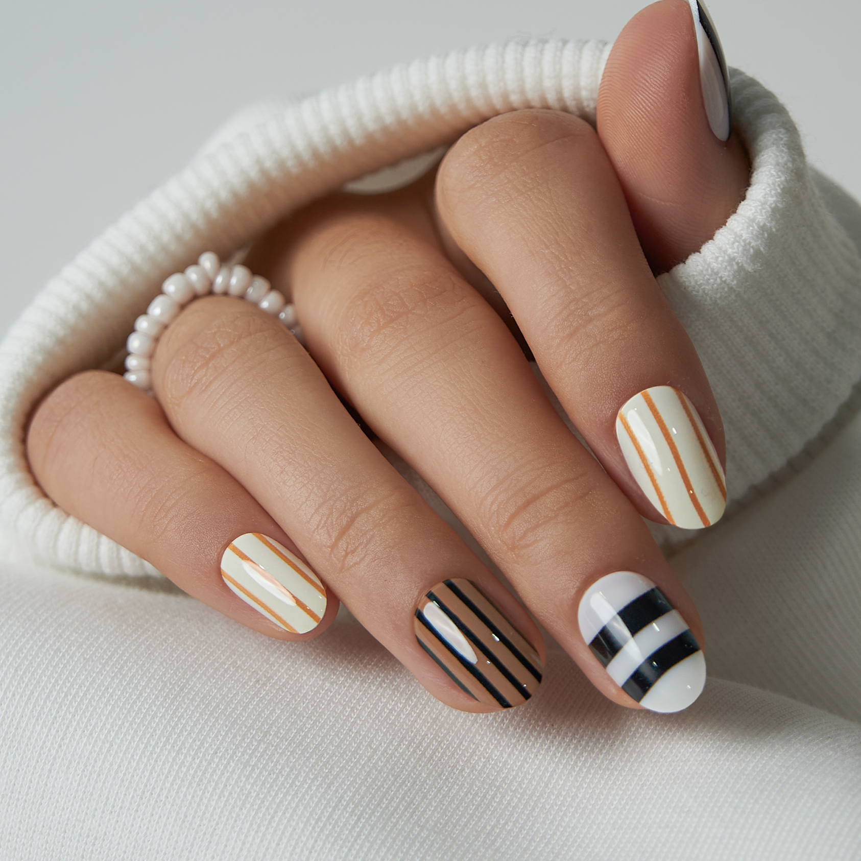 Coffee Line short oval nail detail