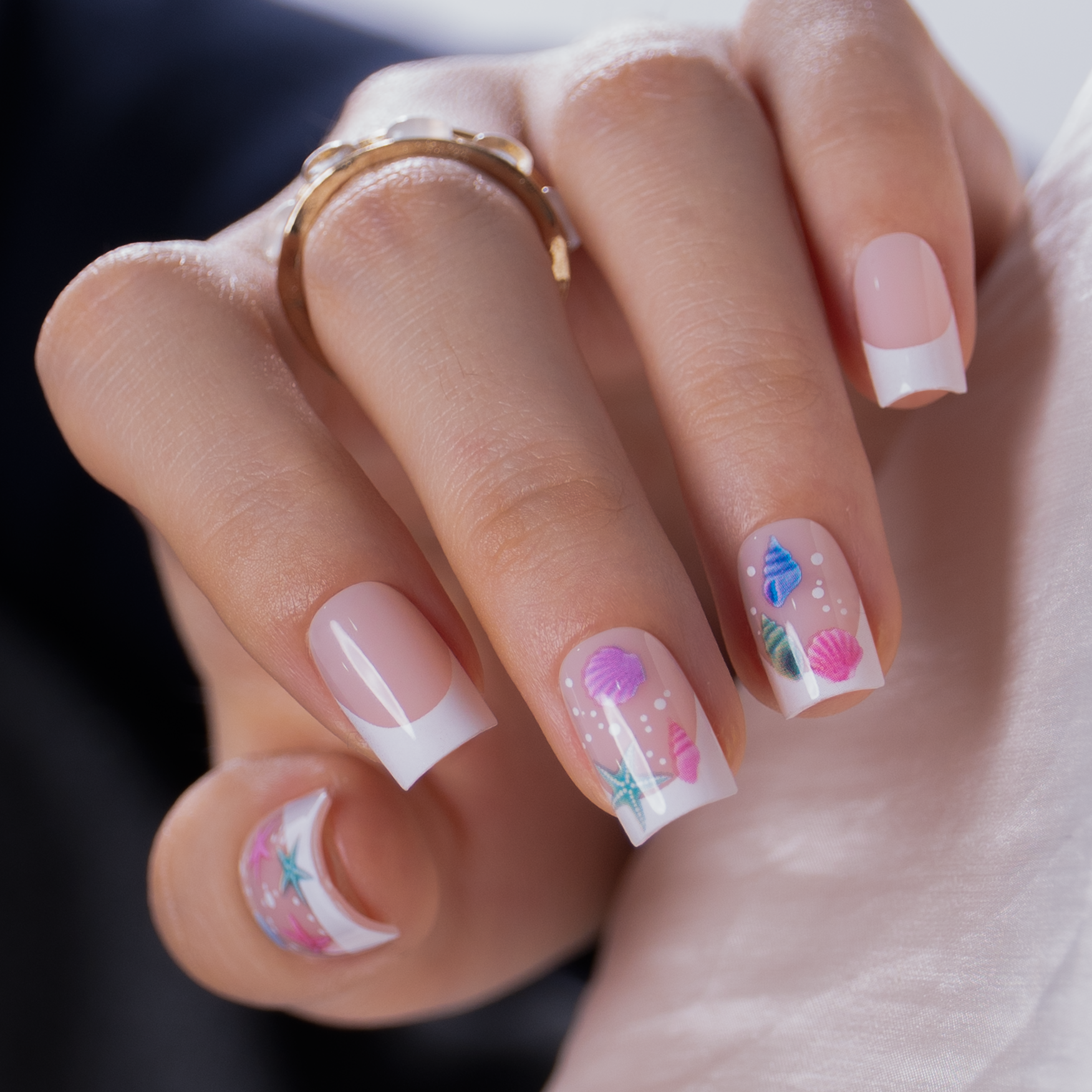 Coral Charm S Square square press-on nails
