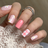 Daisy Picnic short squoval nail detail
