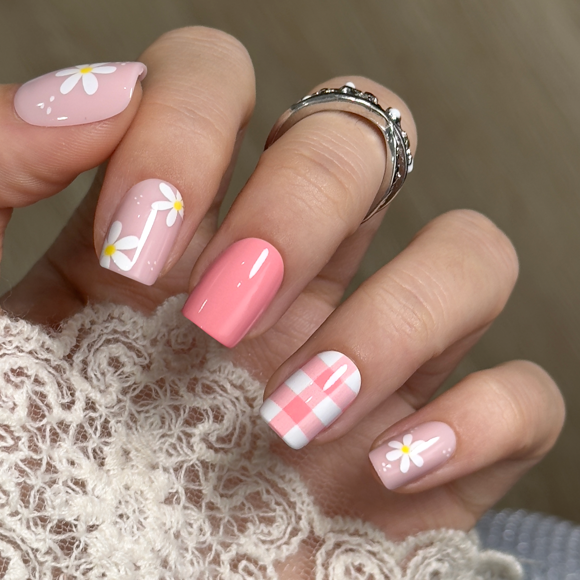 Daisy Picnic short squoval nail detail
