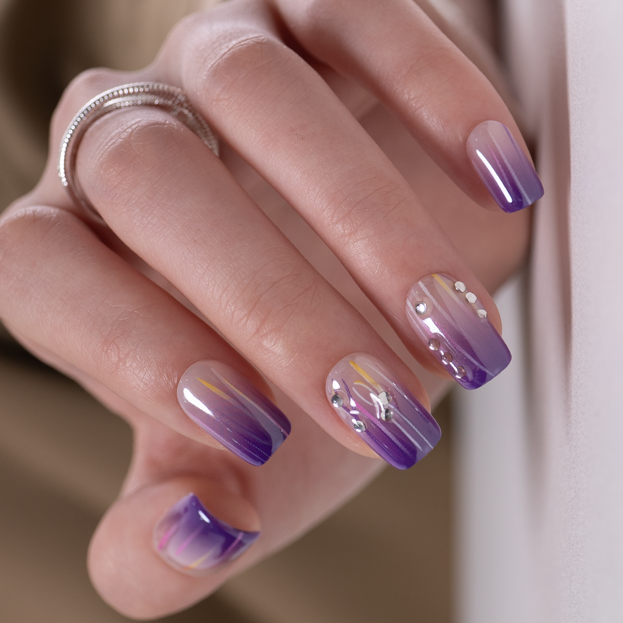 Designer S Pick Aurora Shine medium squoval press-on nails worn on a hand