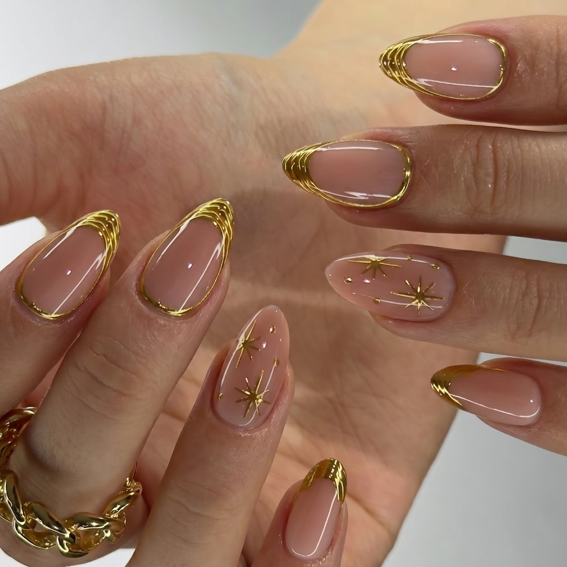 Designer s Pick | Gilded Halo S Almond short almond press-on nails