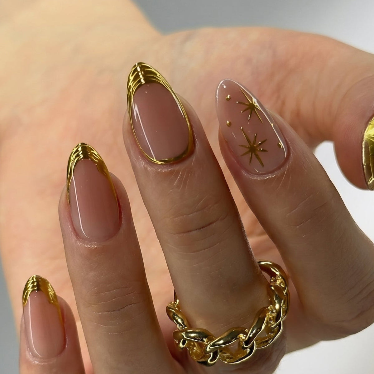 Designer s Pick | Gilded Halo S Almond short almond press-on nails