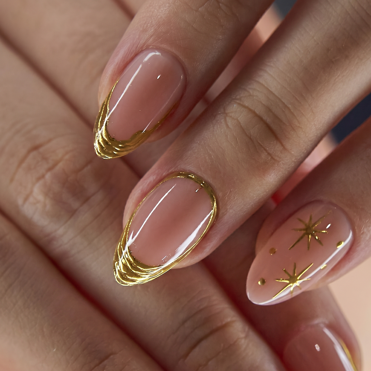Designer s Pick | Gilded Halo S Almond short almond press-on nails