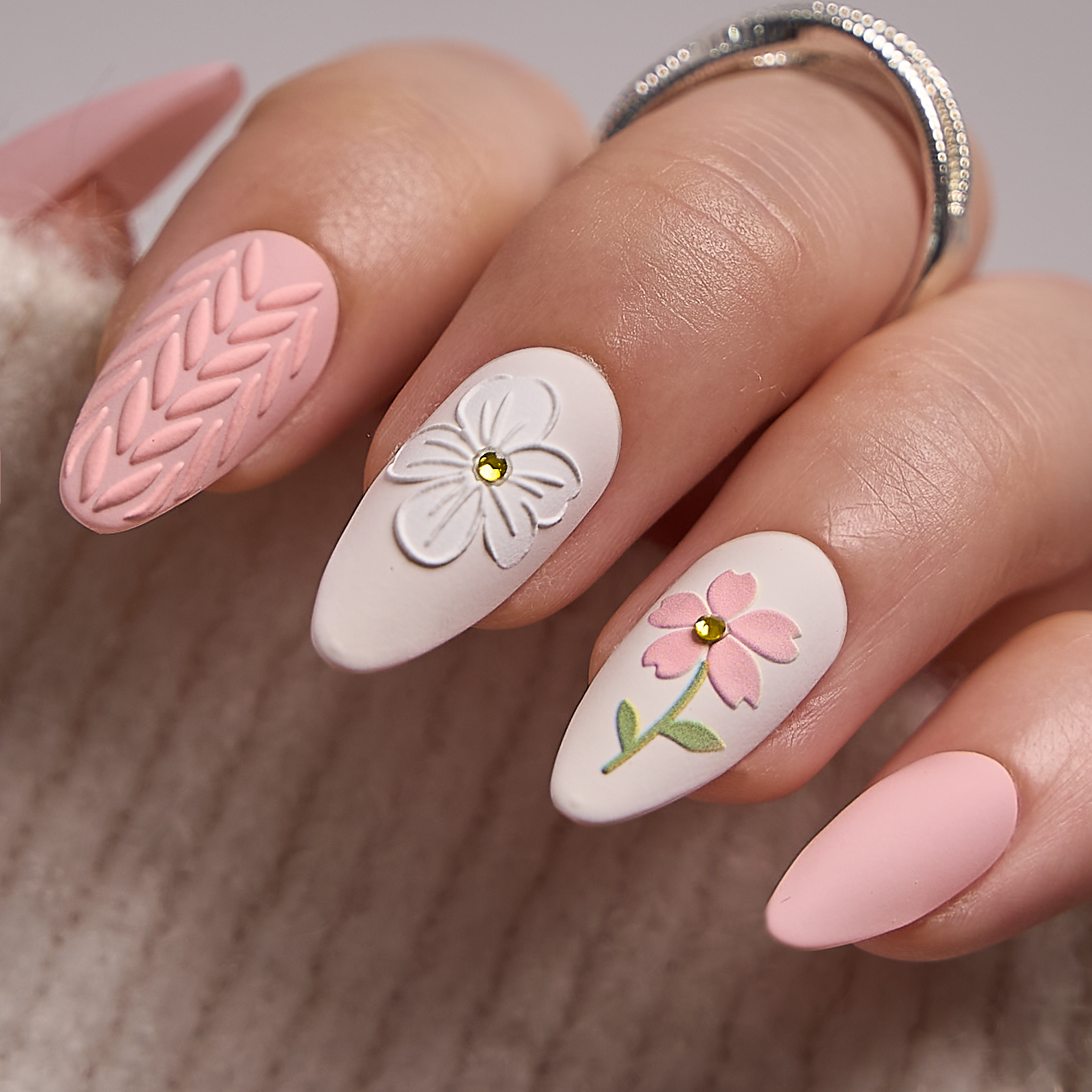 Designer s Pick | Knitted Blossom M Almond short almond press-on nails
