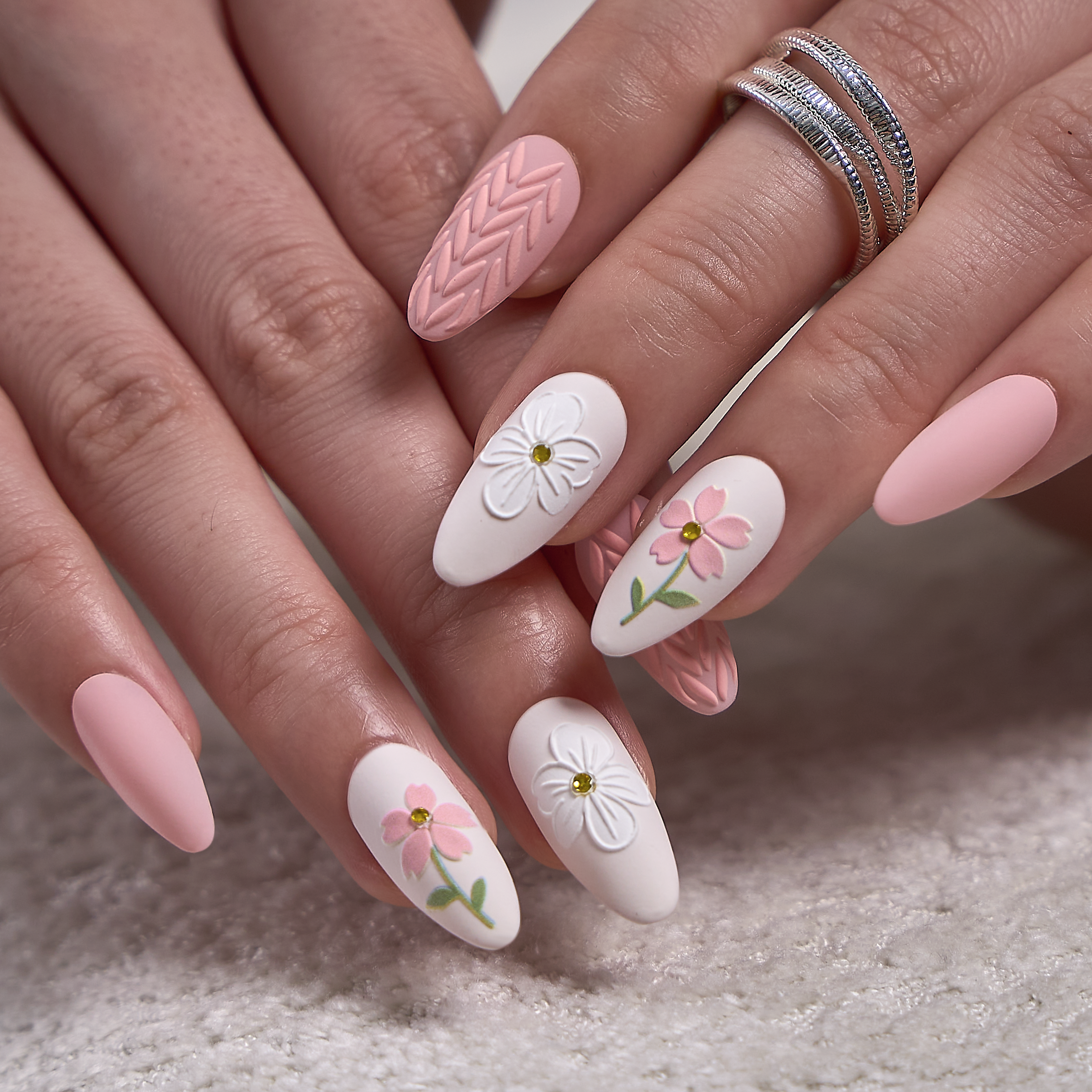 Designer s Pick | Knitted Blossom M Almond short almond press-on nails