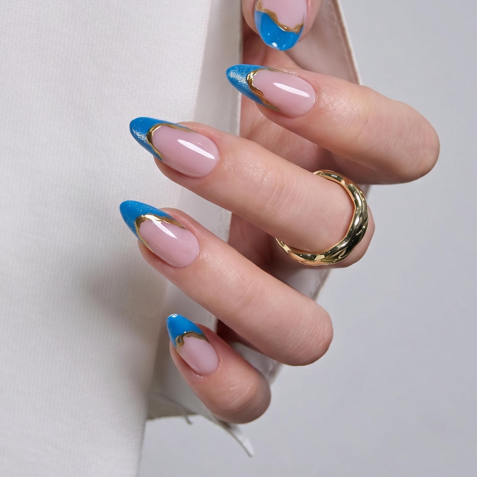 Designer s Pick | Sapphire Flame M Almond short almond press-on nails
