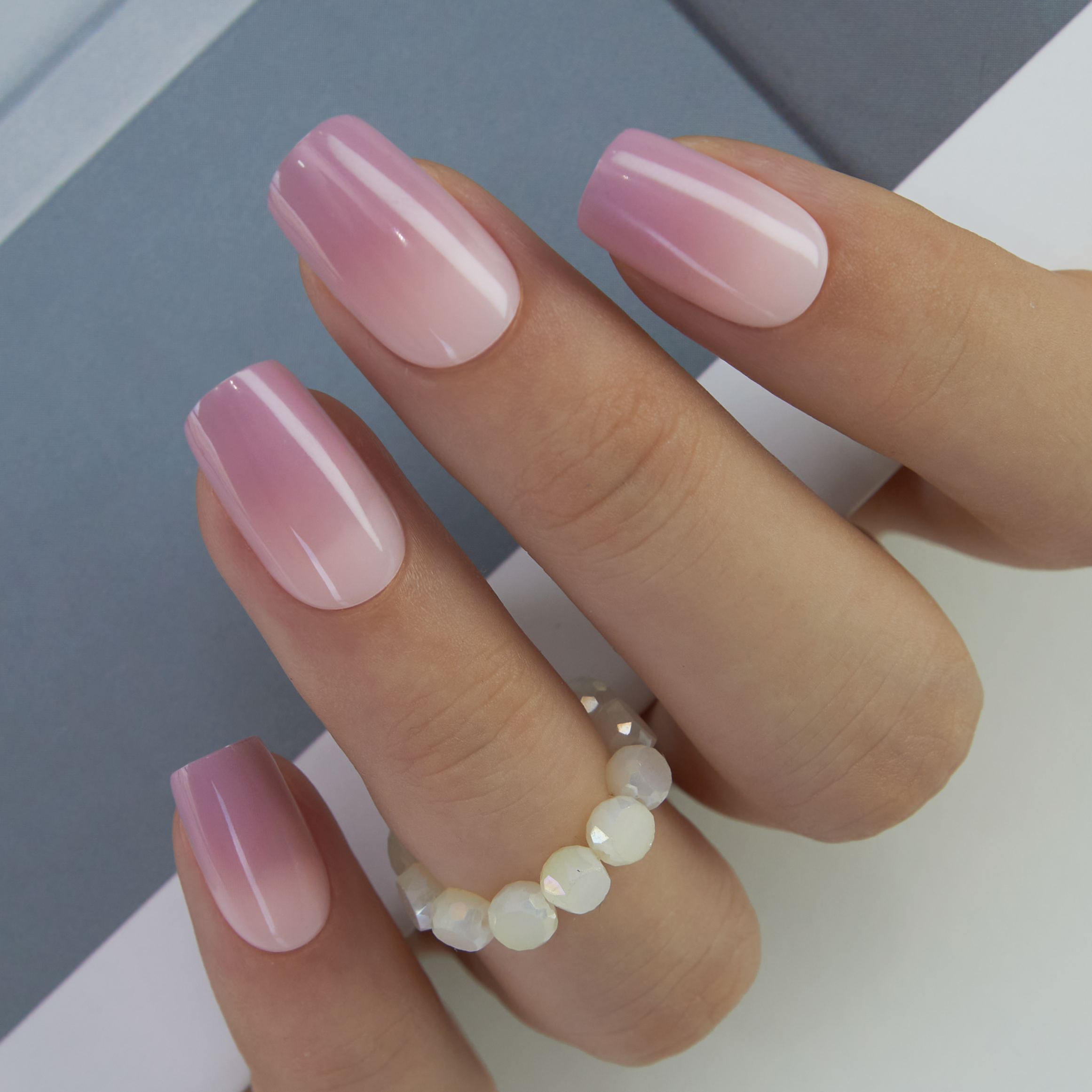 Elegant Fade medium squoval press-on nails