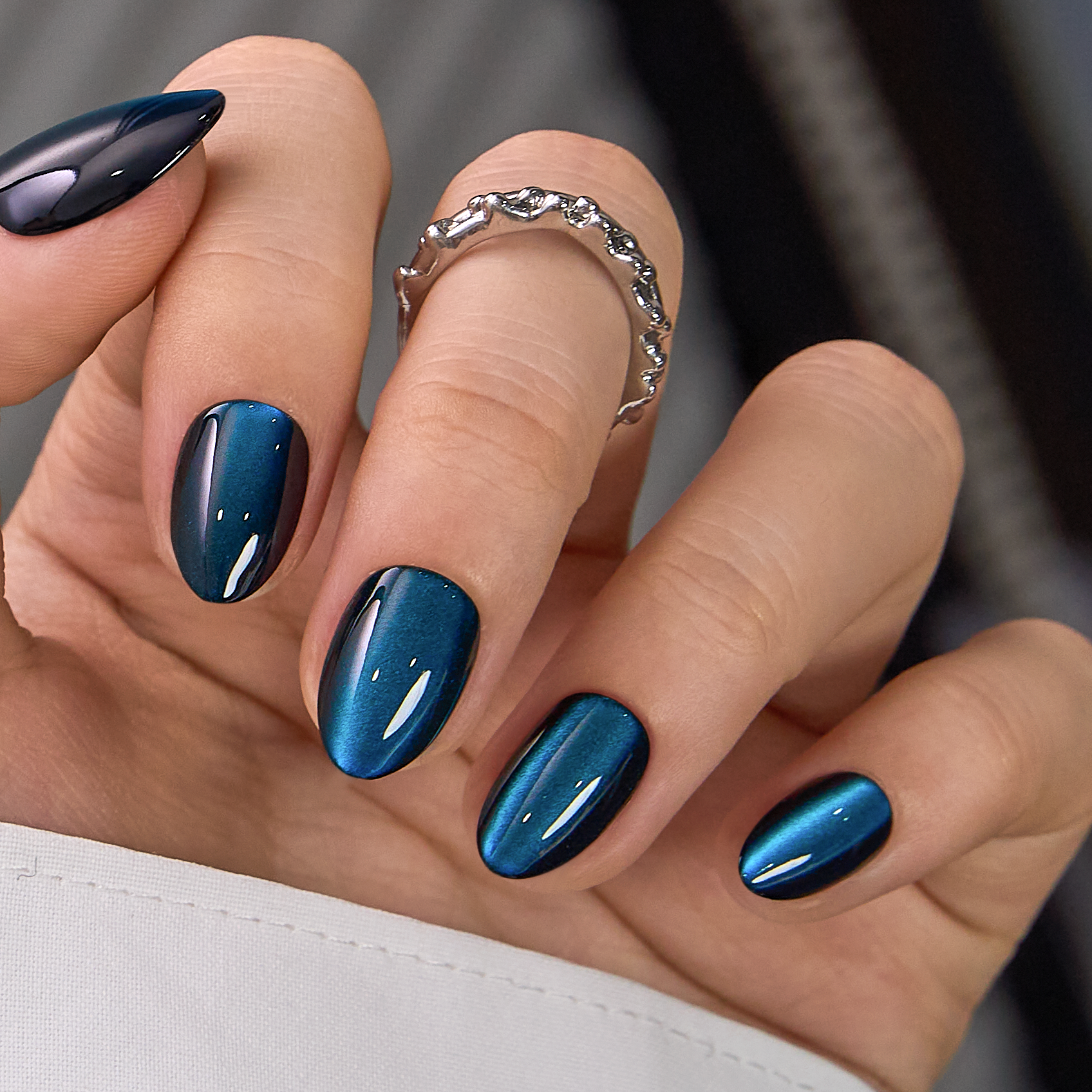 Galaxy Charm RS Almond almond press-on nails