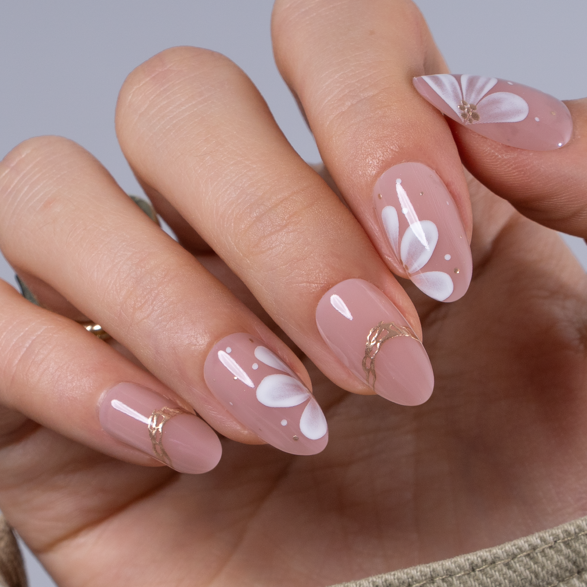 Designer s Pick | Golden Daisy S Almond almond press-on nails