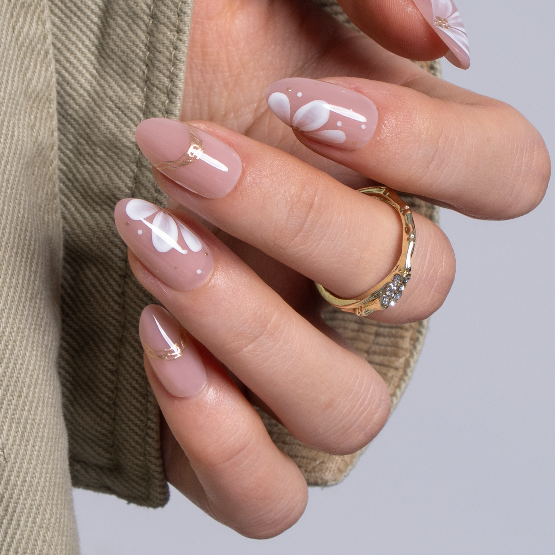 Designer s Pick | Golden Daisy S Almond almond press-on nails