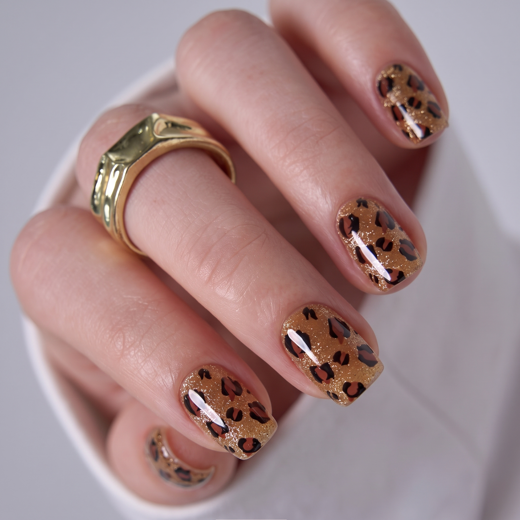 Golden Savage - S Squoval short squoval press-on nails