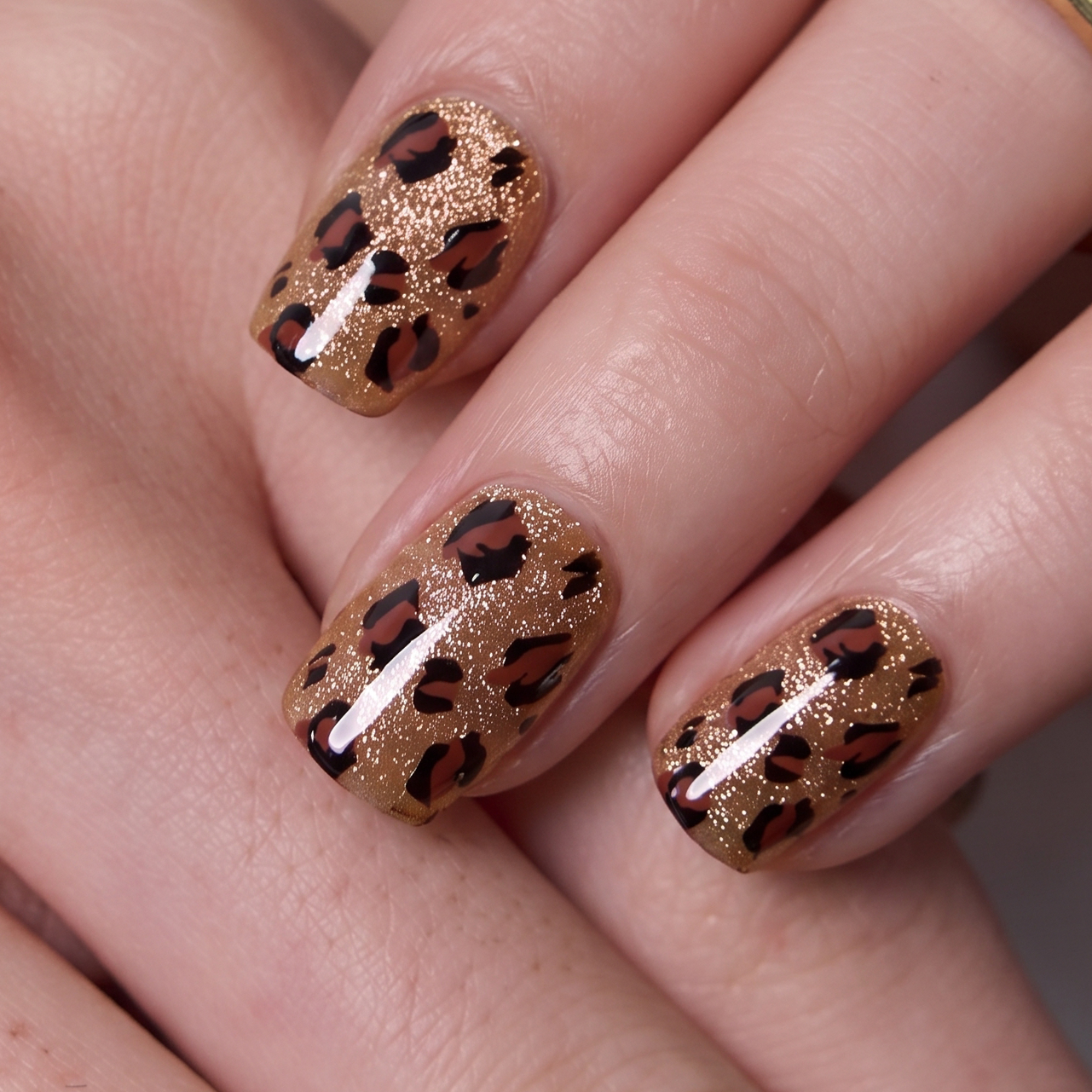 Golden Savage - S Squoval short squoval press-on nails