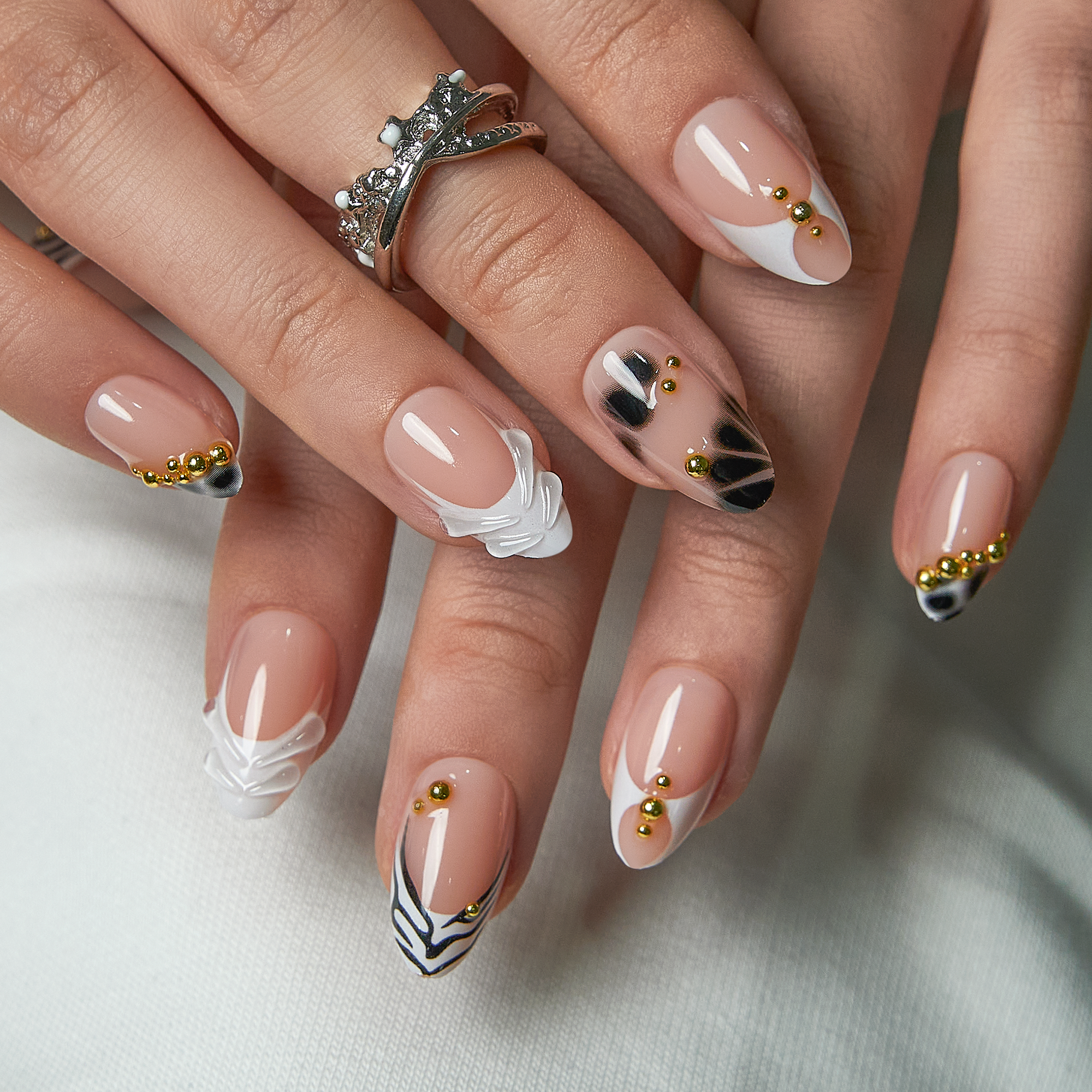 Designer s Pick | Golden Zebra S Almond almond press-on nails