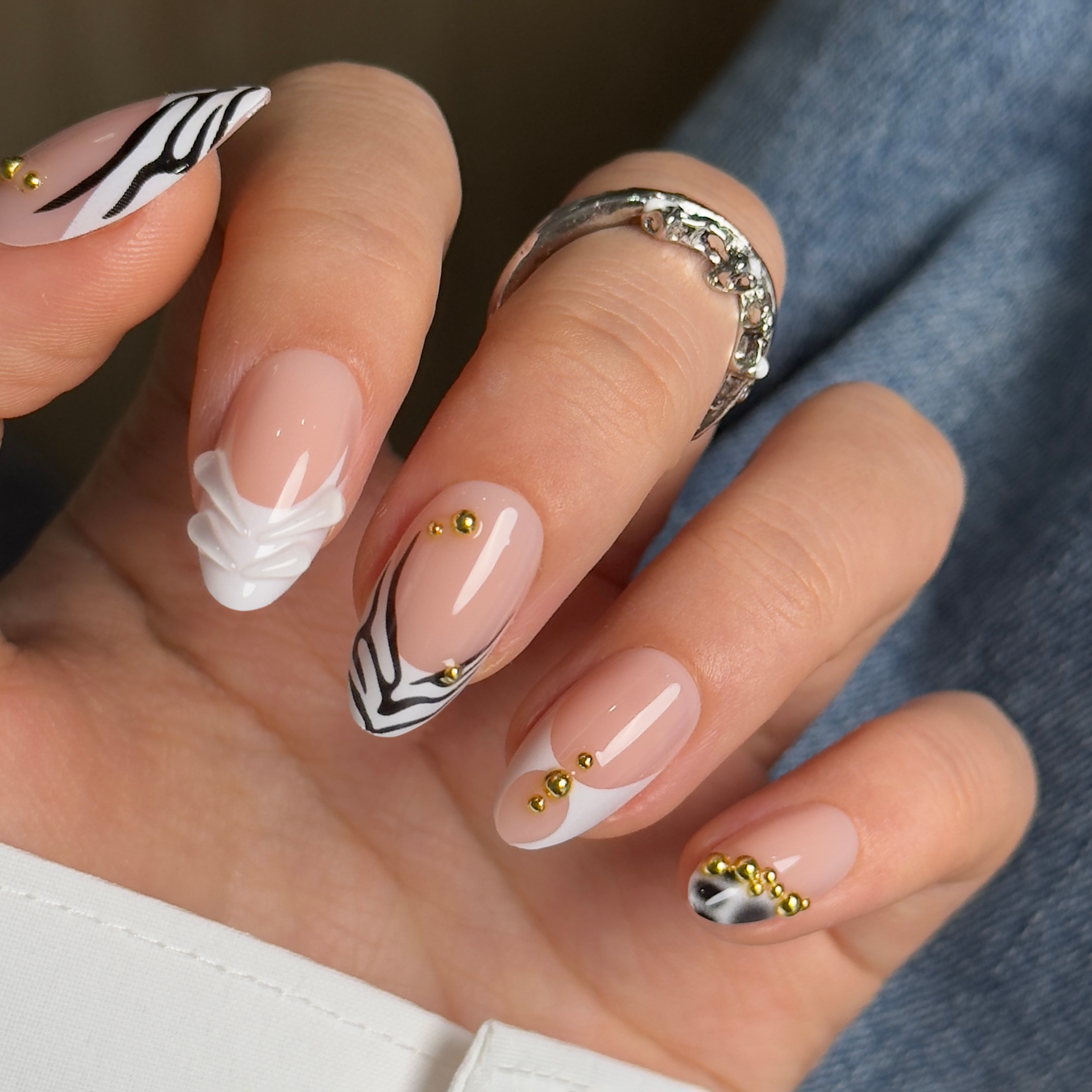 Designer s Pick | Golden Zebra S Almond almond press-on nails
