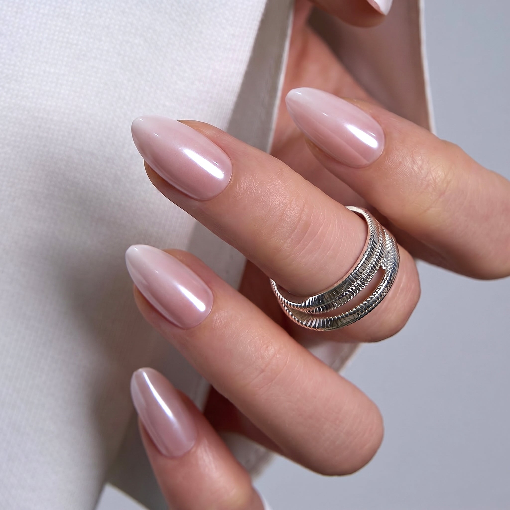 Ivory Wave S Almond short almond press-on nails