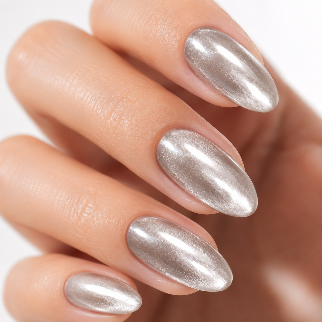Liquid Silver Cat Eye cat-eye nail detail