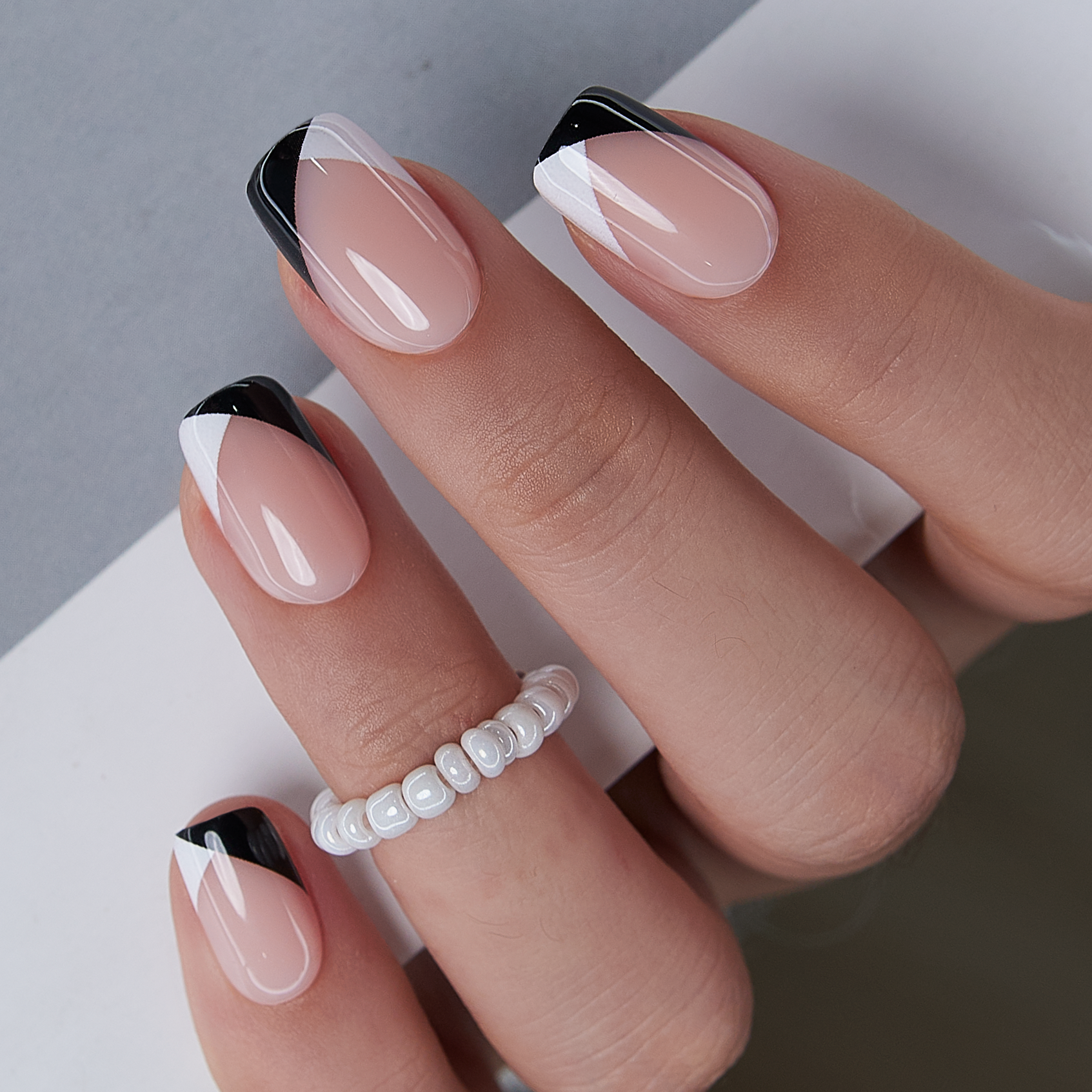 Minimal Contrast medium squoval press-on nail set with accessories