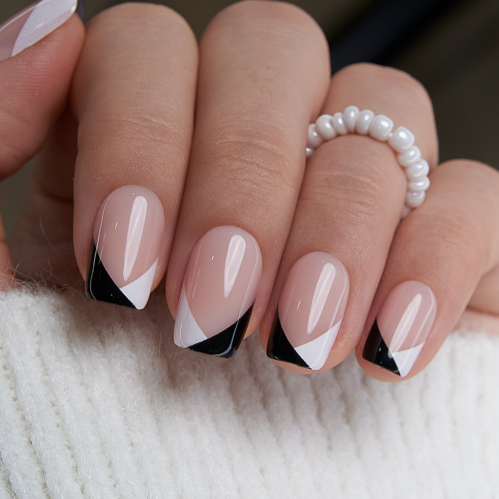 Minimal Contrast medium squoval press-on nails