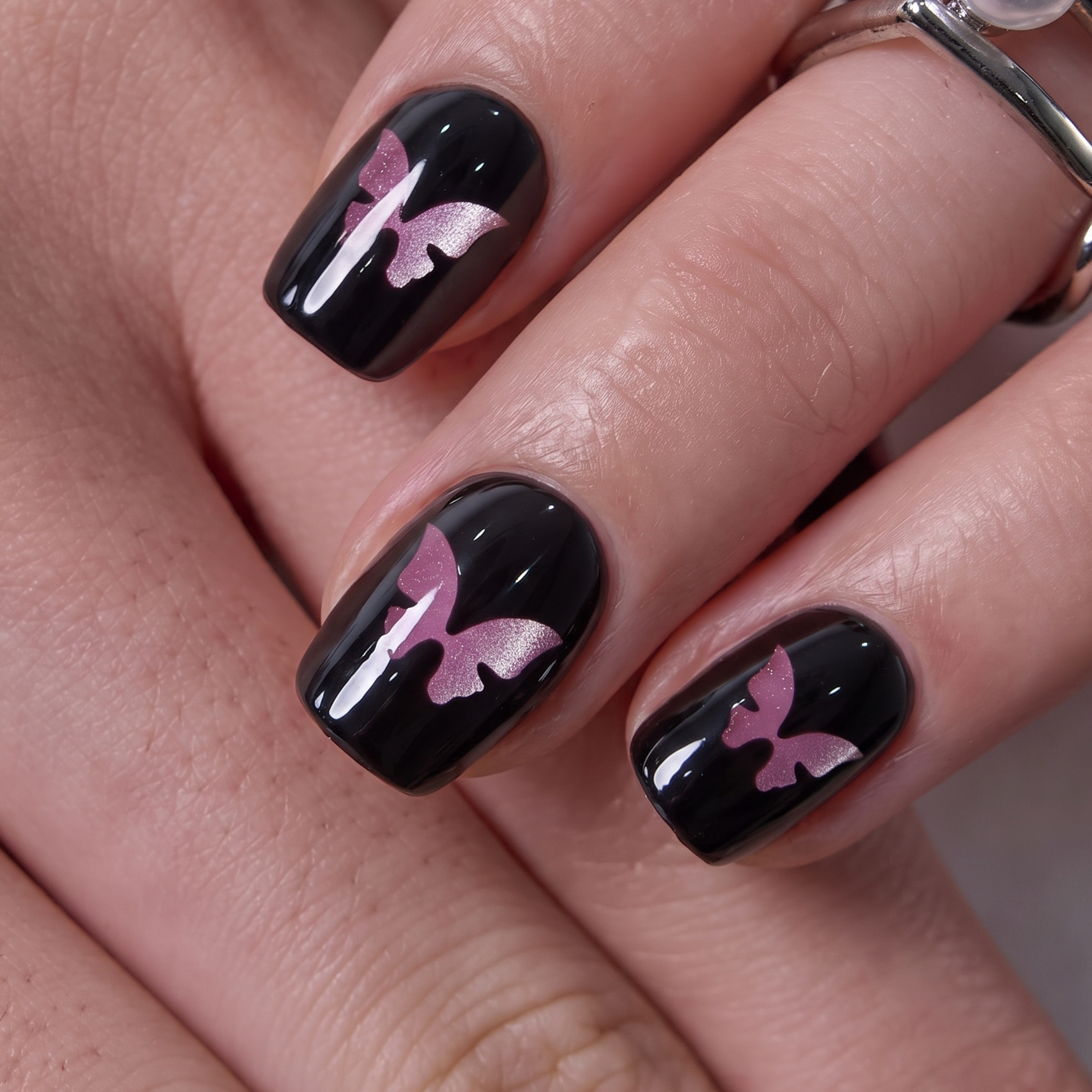 Noir Flutter - S Squoval short squoval press-on nails