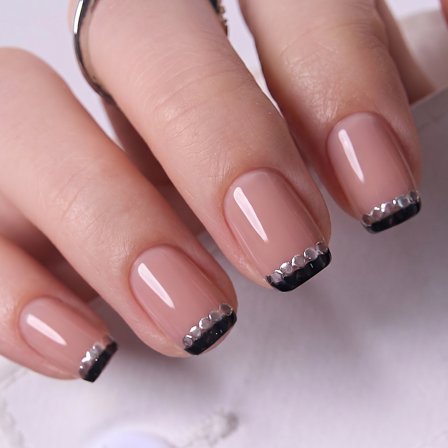 Noir Trim S Squoval squoval press-on nails