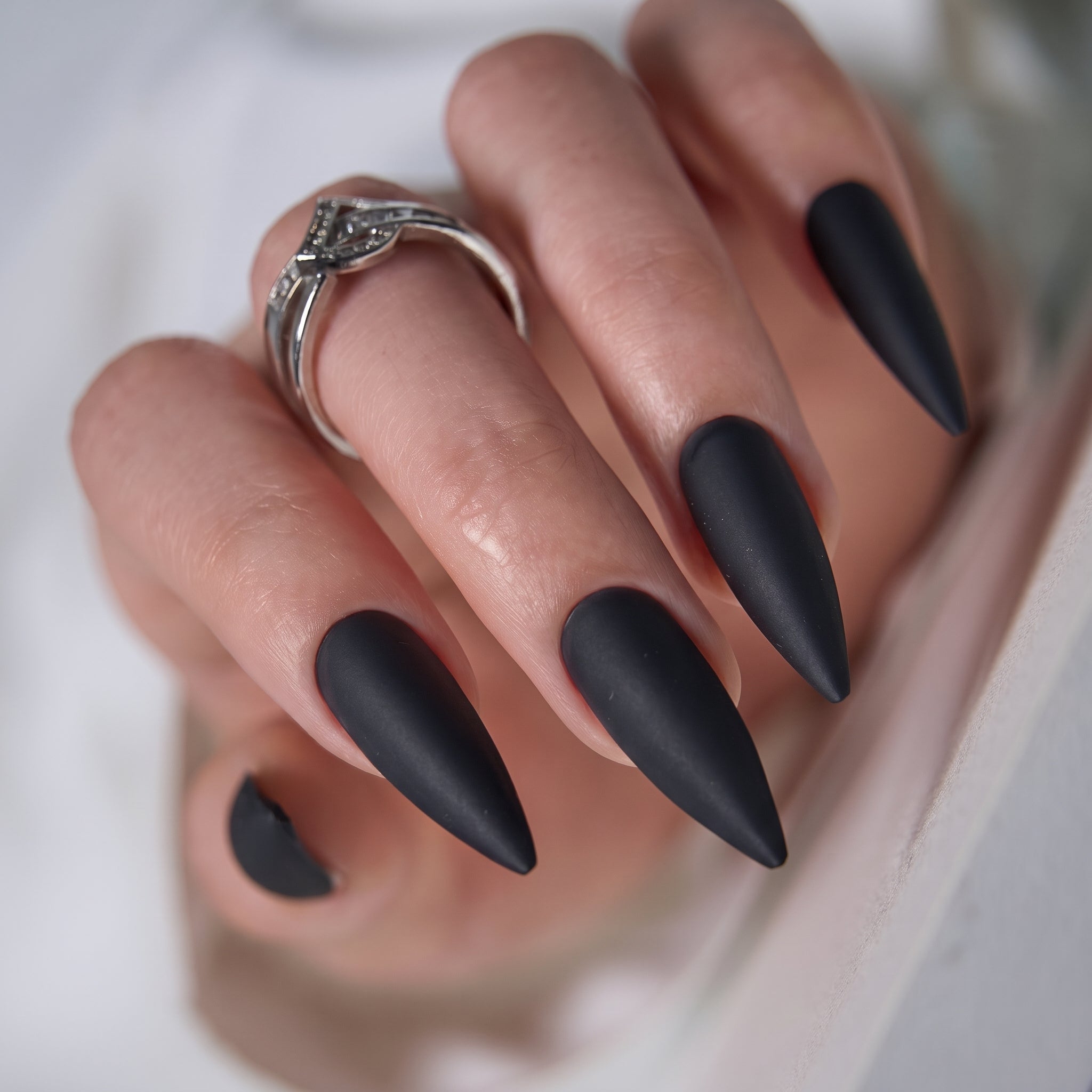 Obsidian Silk L Stiletto long stiletto press-on nails