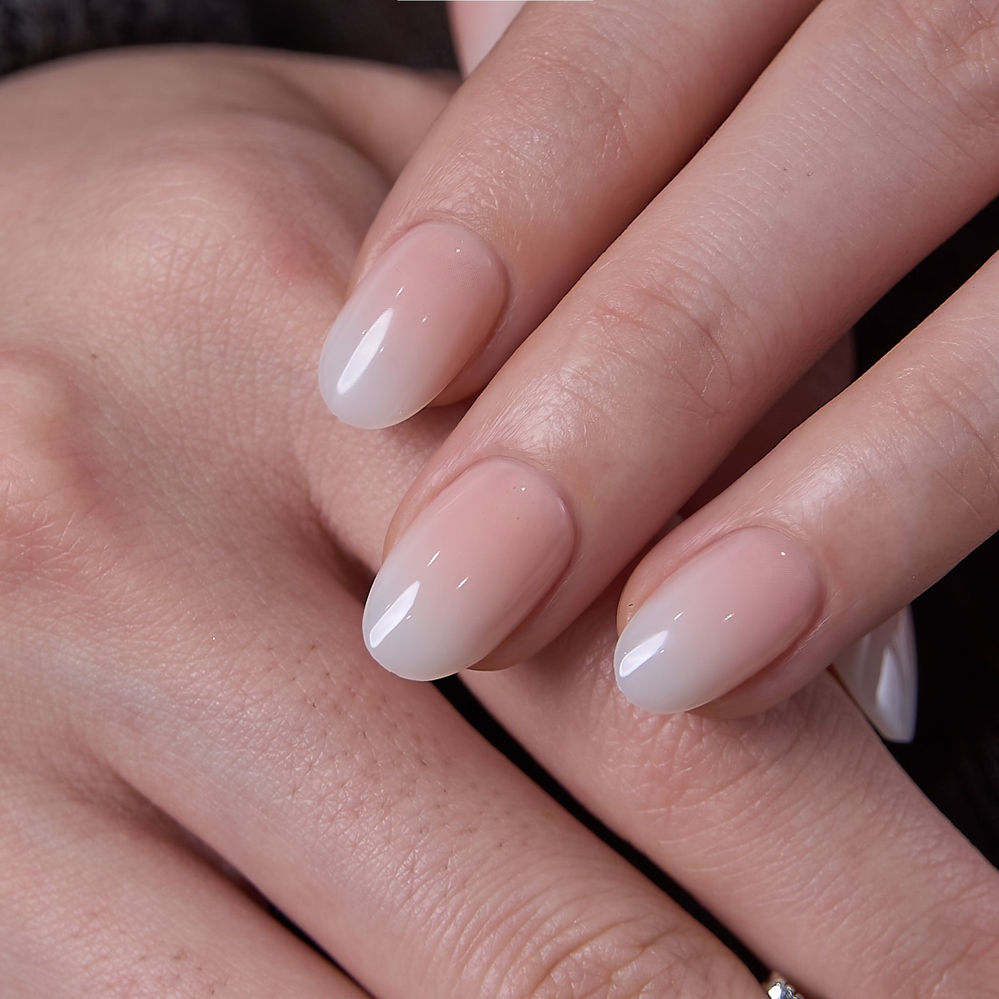 Pearl Fade S Oval short oval press-on nails
