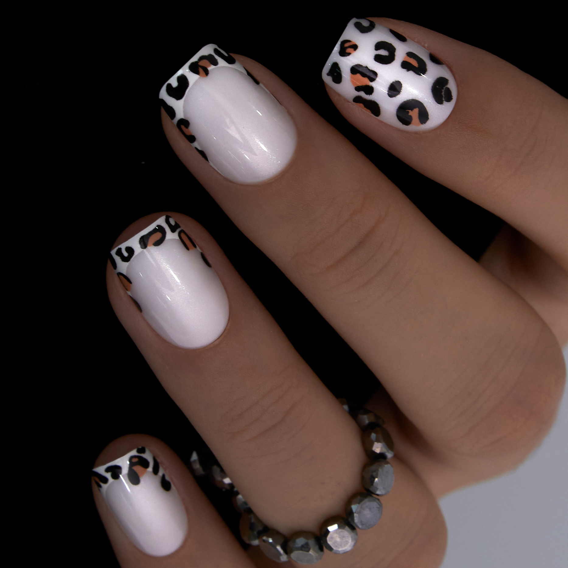 Leopard Chic – short Squoval press-on nails