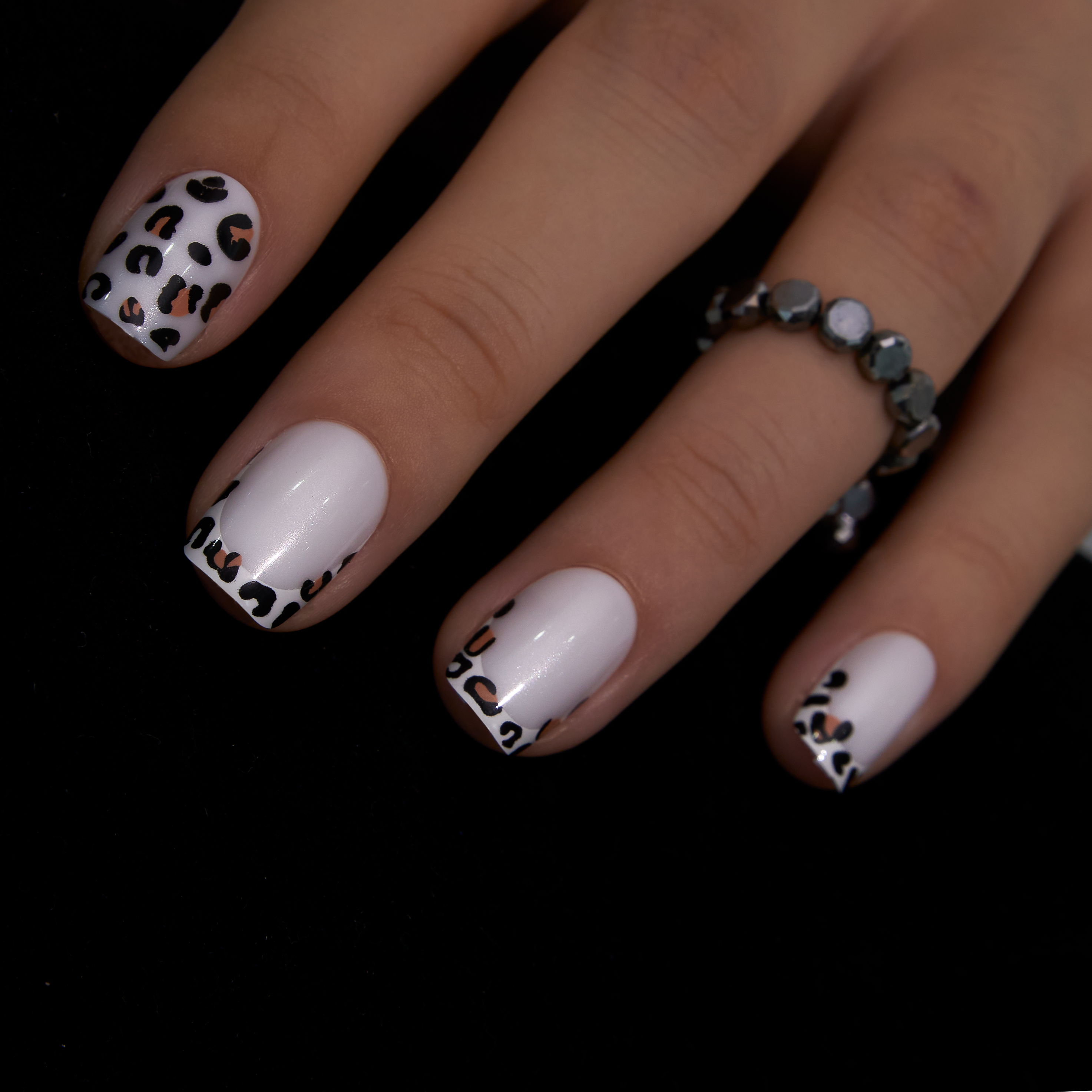 Leopard Chic – short Squoval nail detail