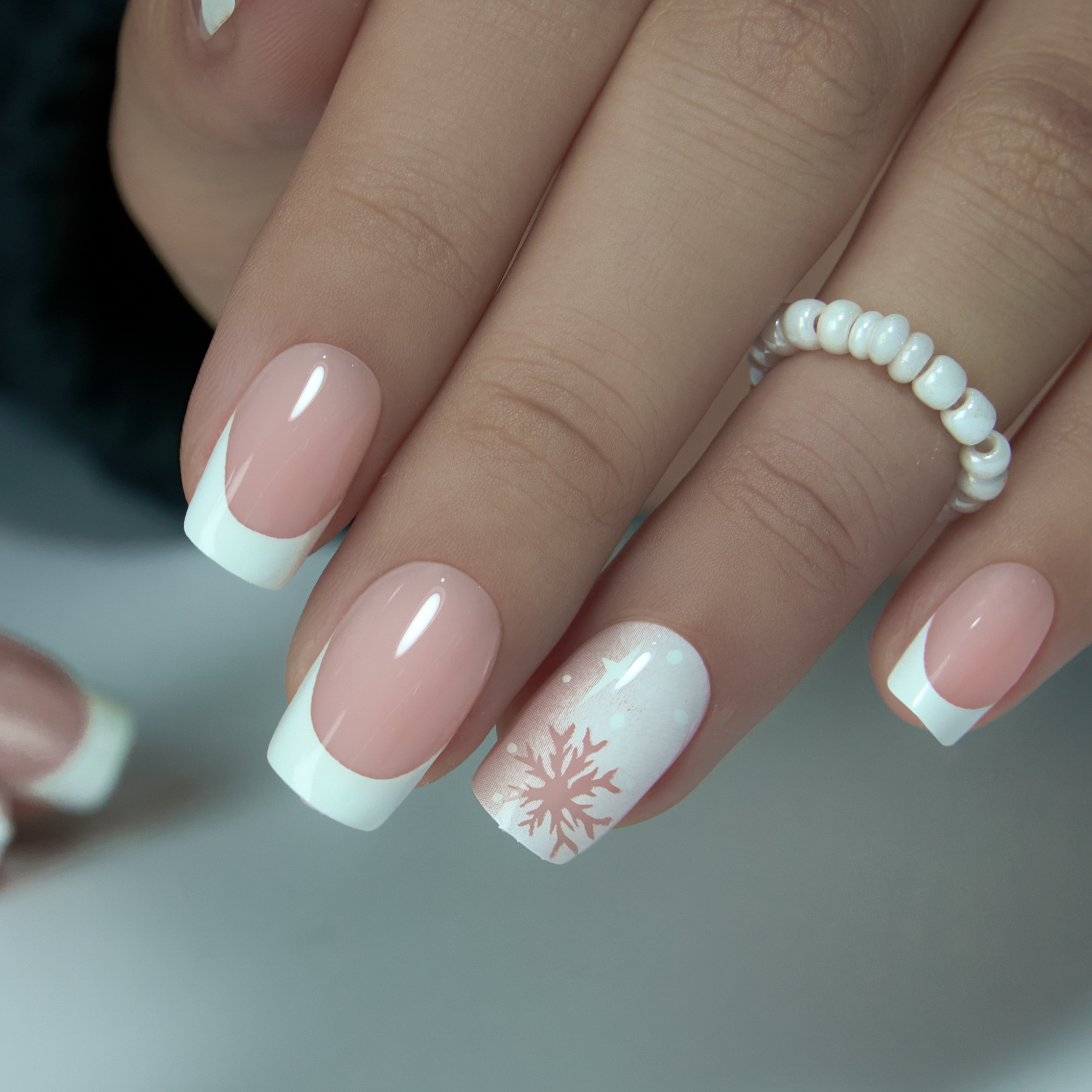 Snowy Grace – medium Squoval nail detail