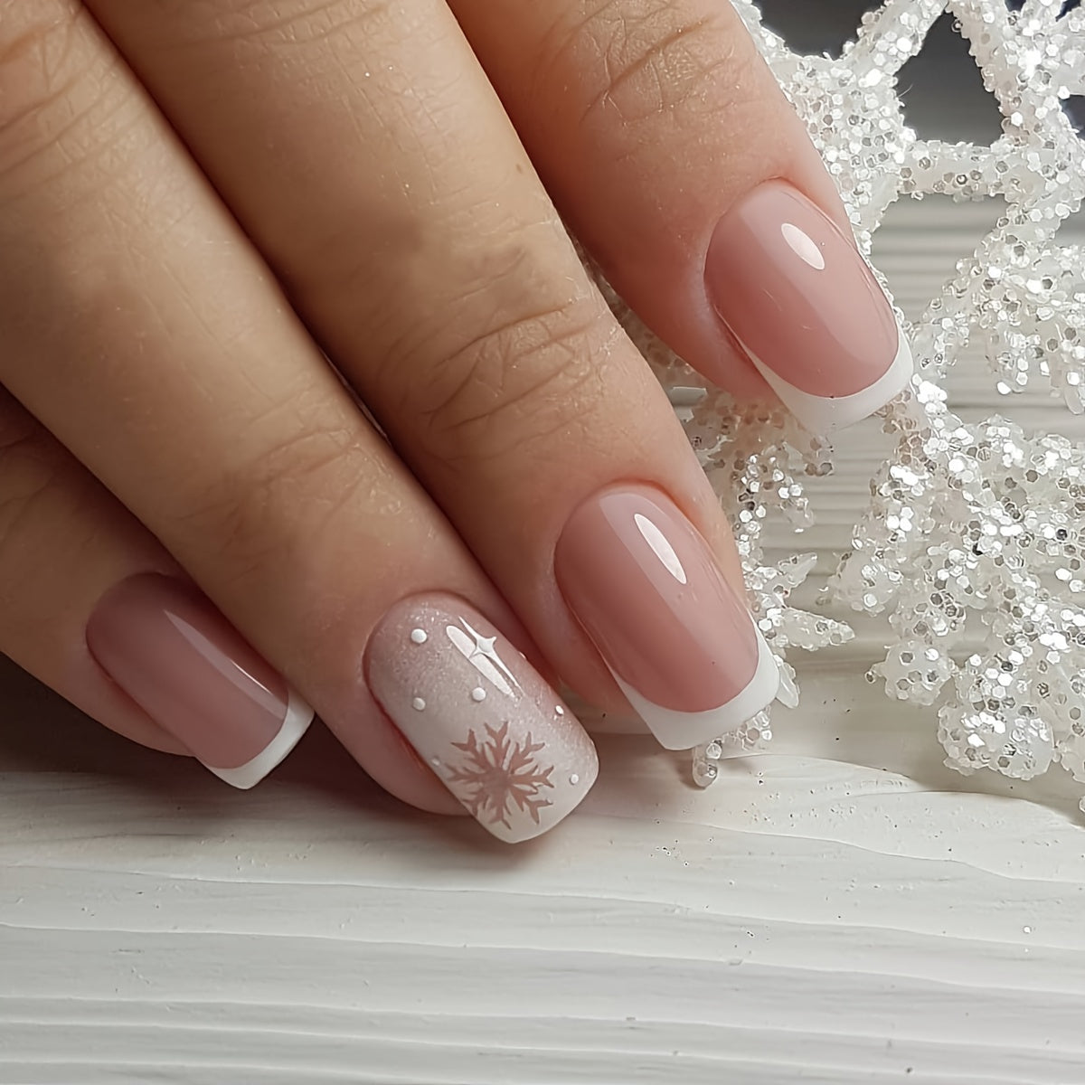 Snowy Grace – medium Squoval nail detail