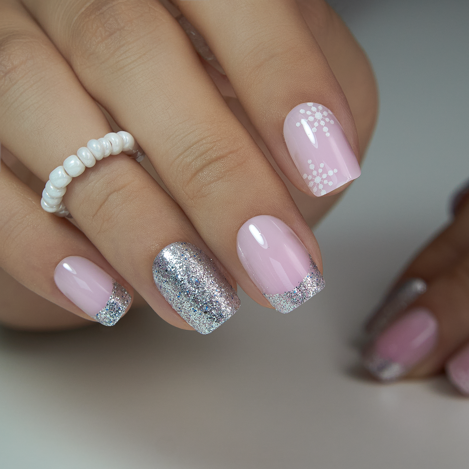 Frost Glow – short Squoval nail detail
