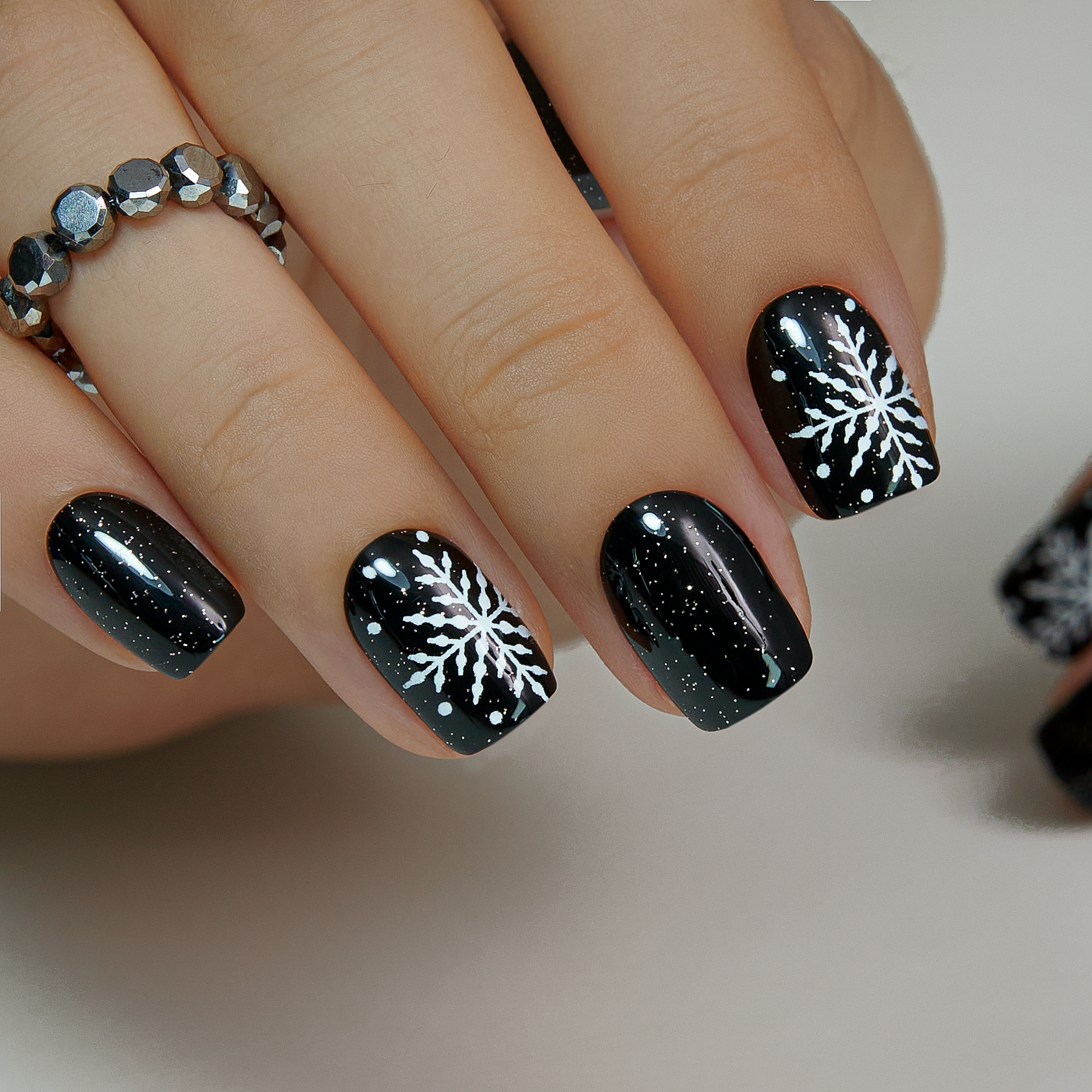 Starry Snowflakes – short Squoval press-on nails