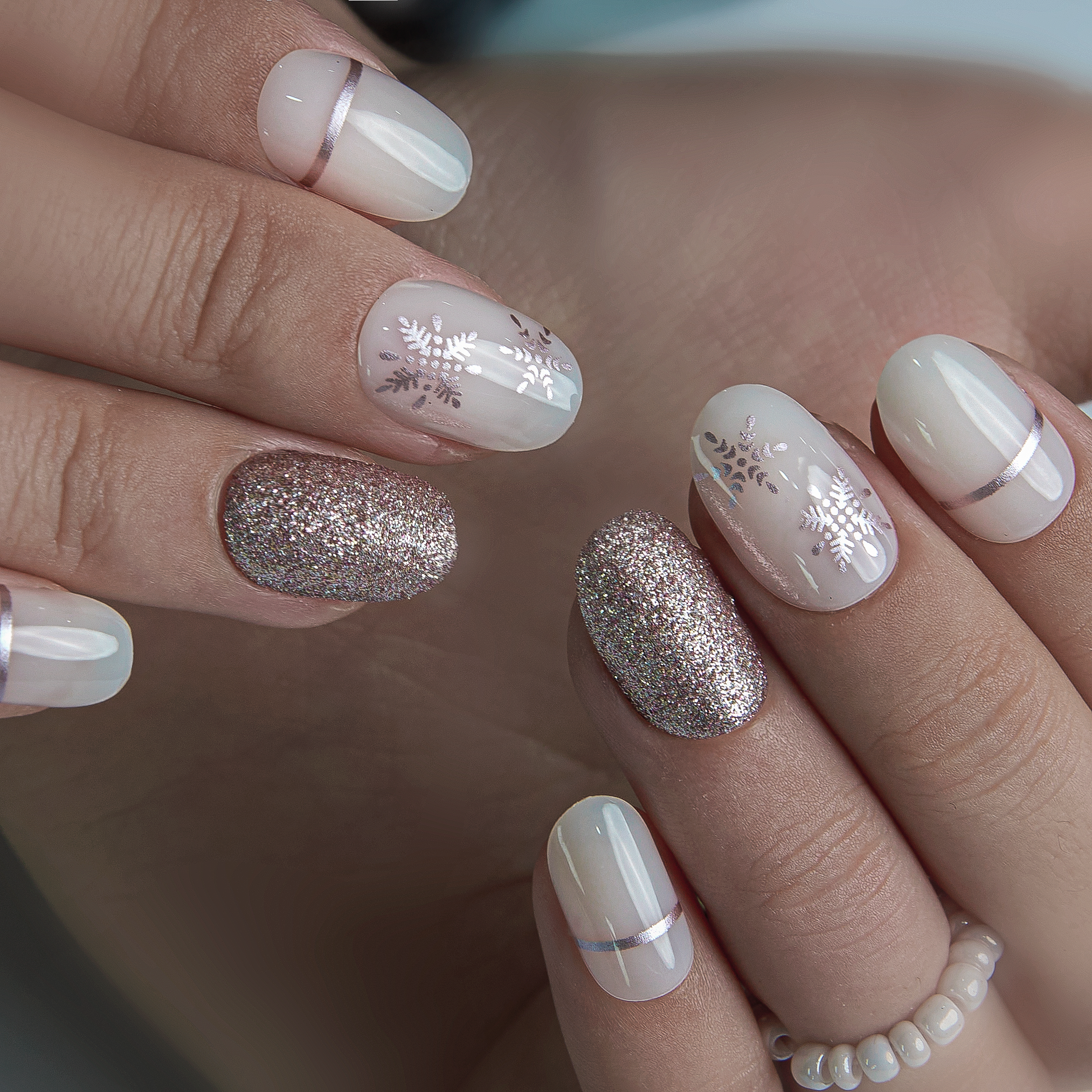 Snowflake Luxe – short Oval press-on nails