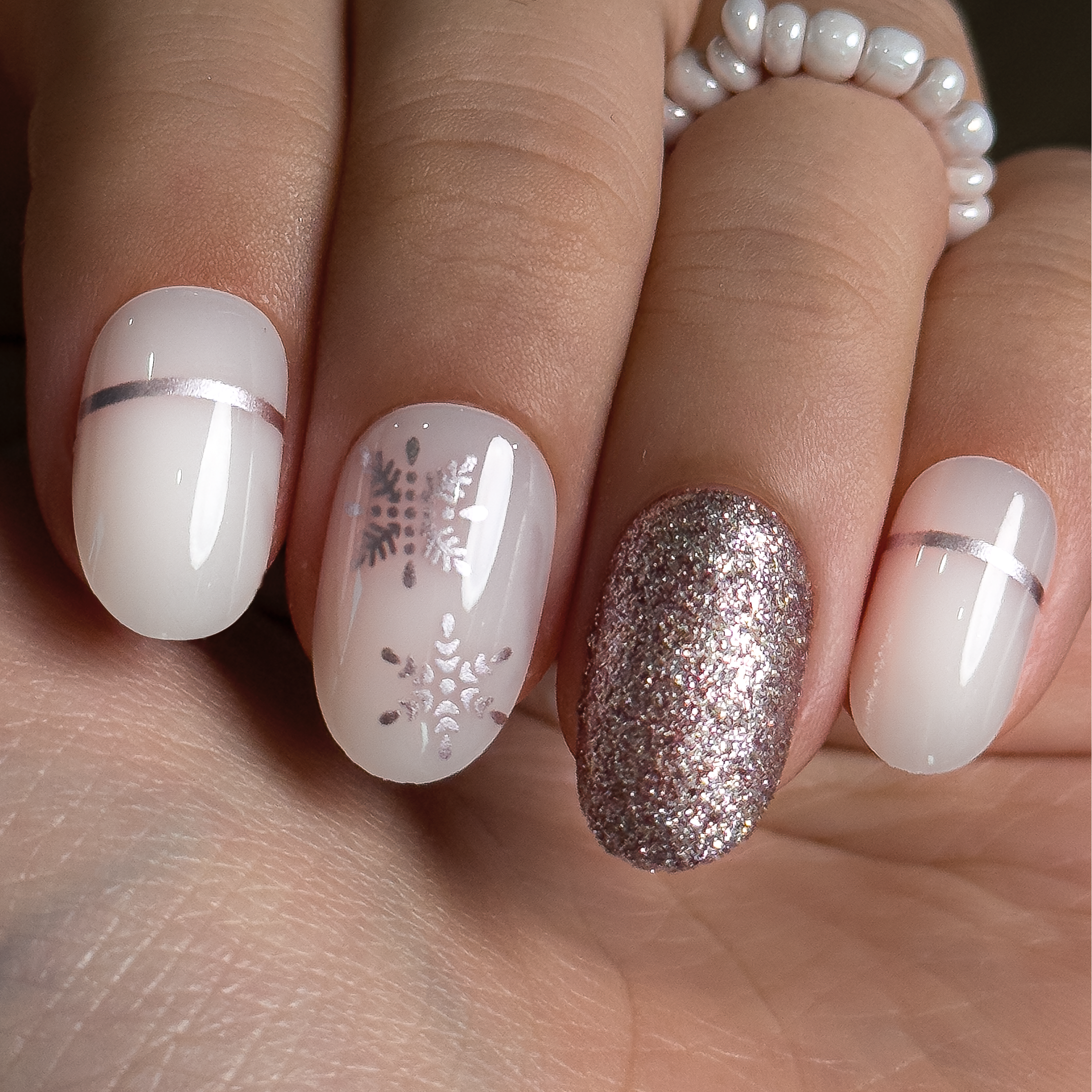 Snowflake Luxe – short Oval nail detail