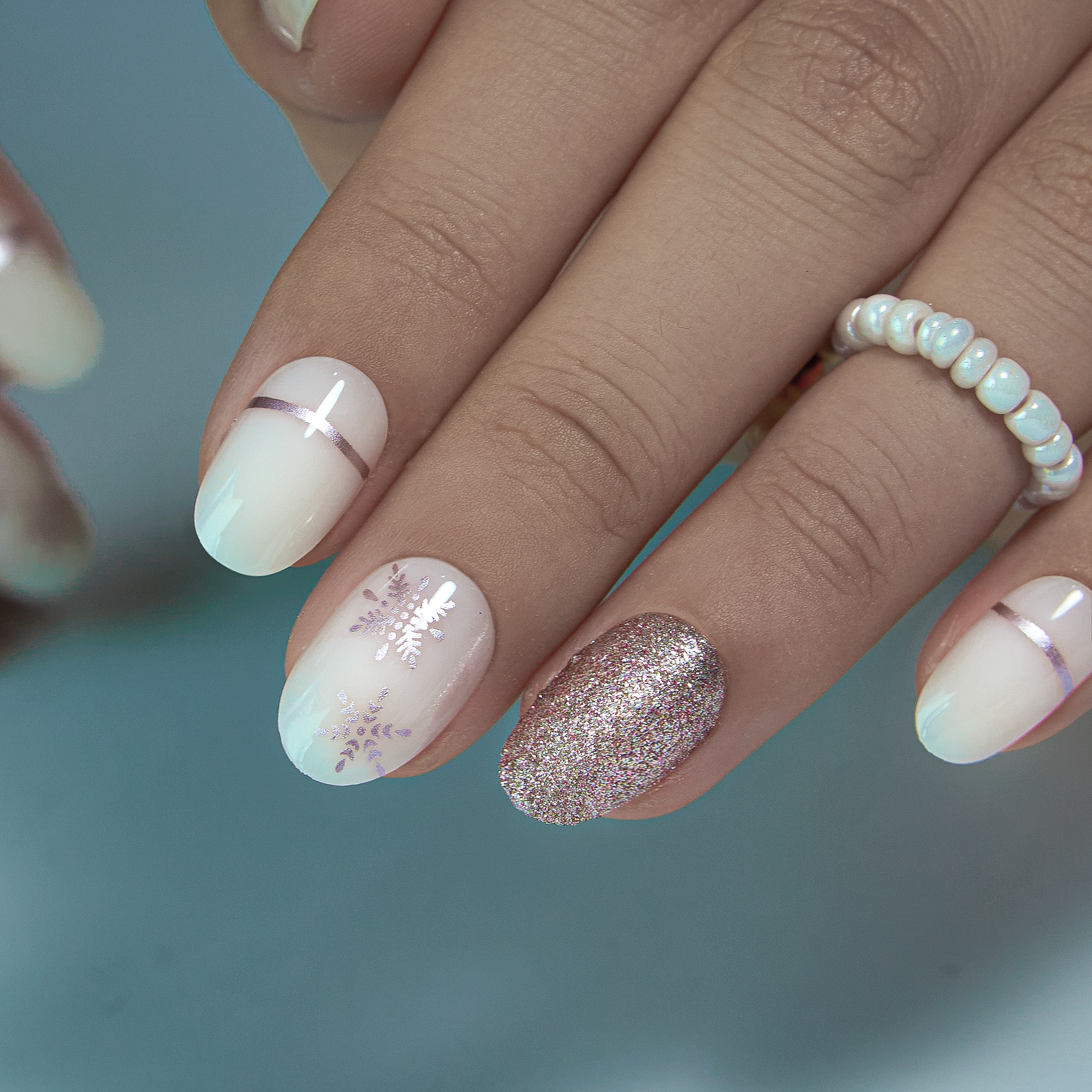 Snowflake Luxe – short Oval press-on nails packaging