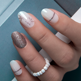 Snowflake Luxe – short Oval nail detail