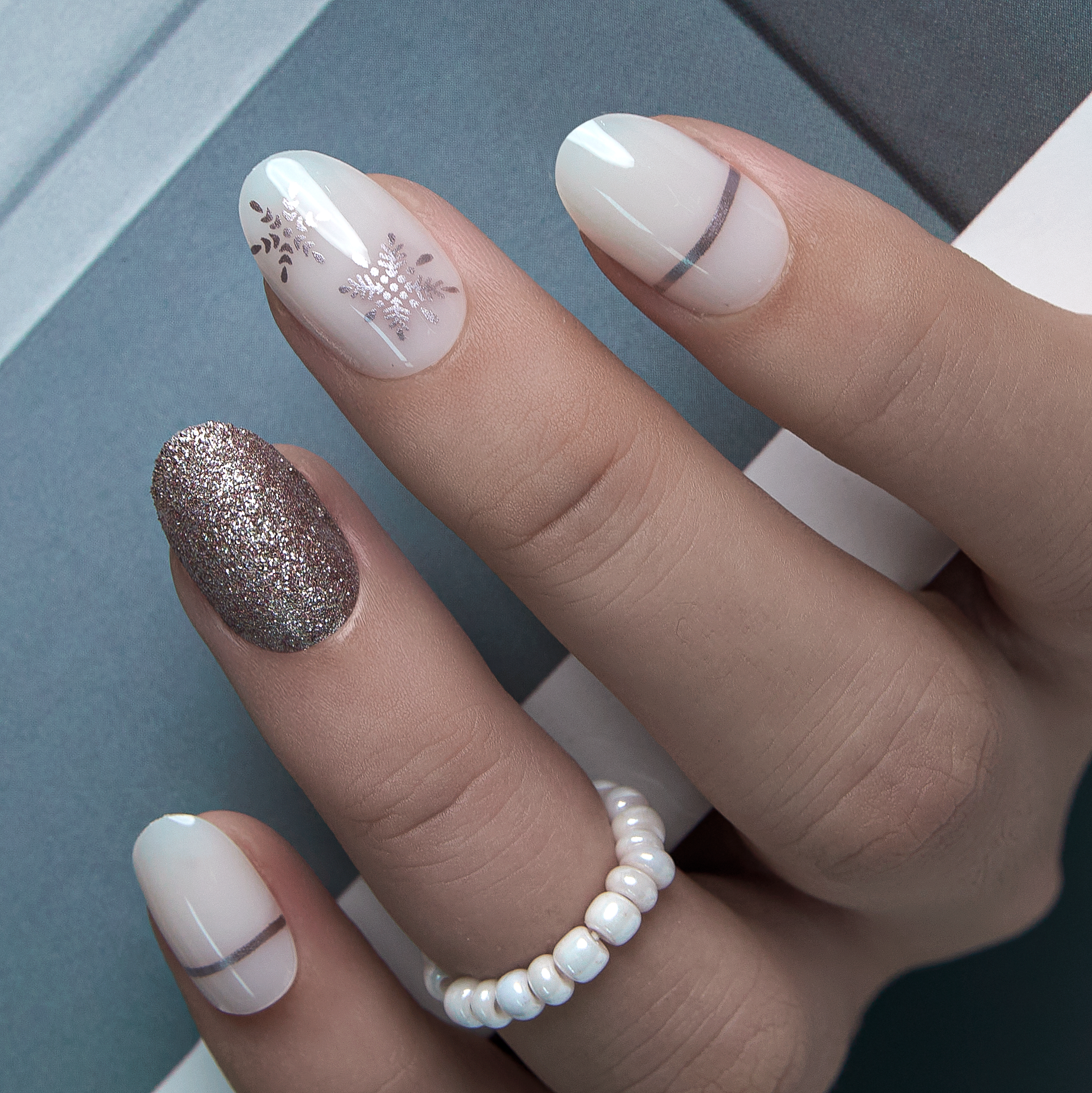 Snowflake Luxe – short Oval nail detail