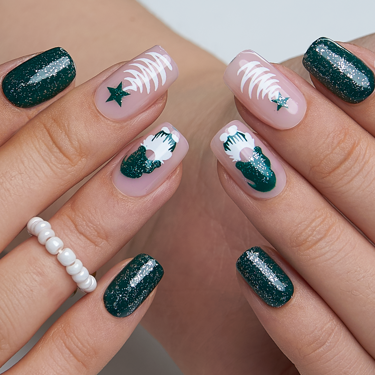 Elf Forest Glow – medium Squoval nail detail