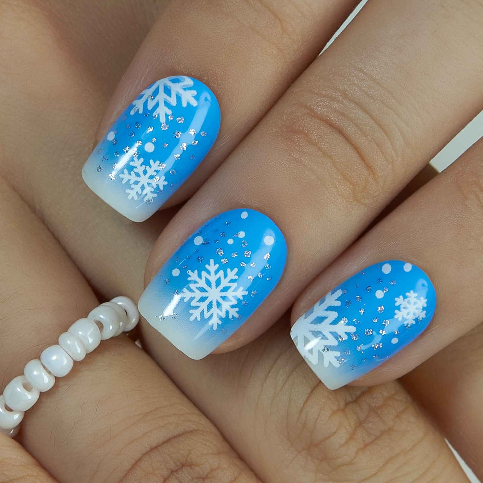Frozen Dream – short Squoval press-on nails packaging