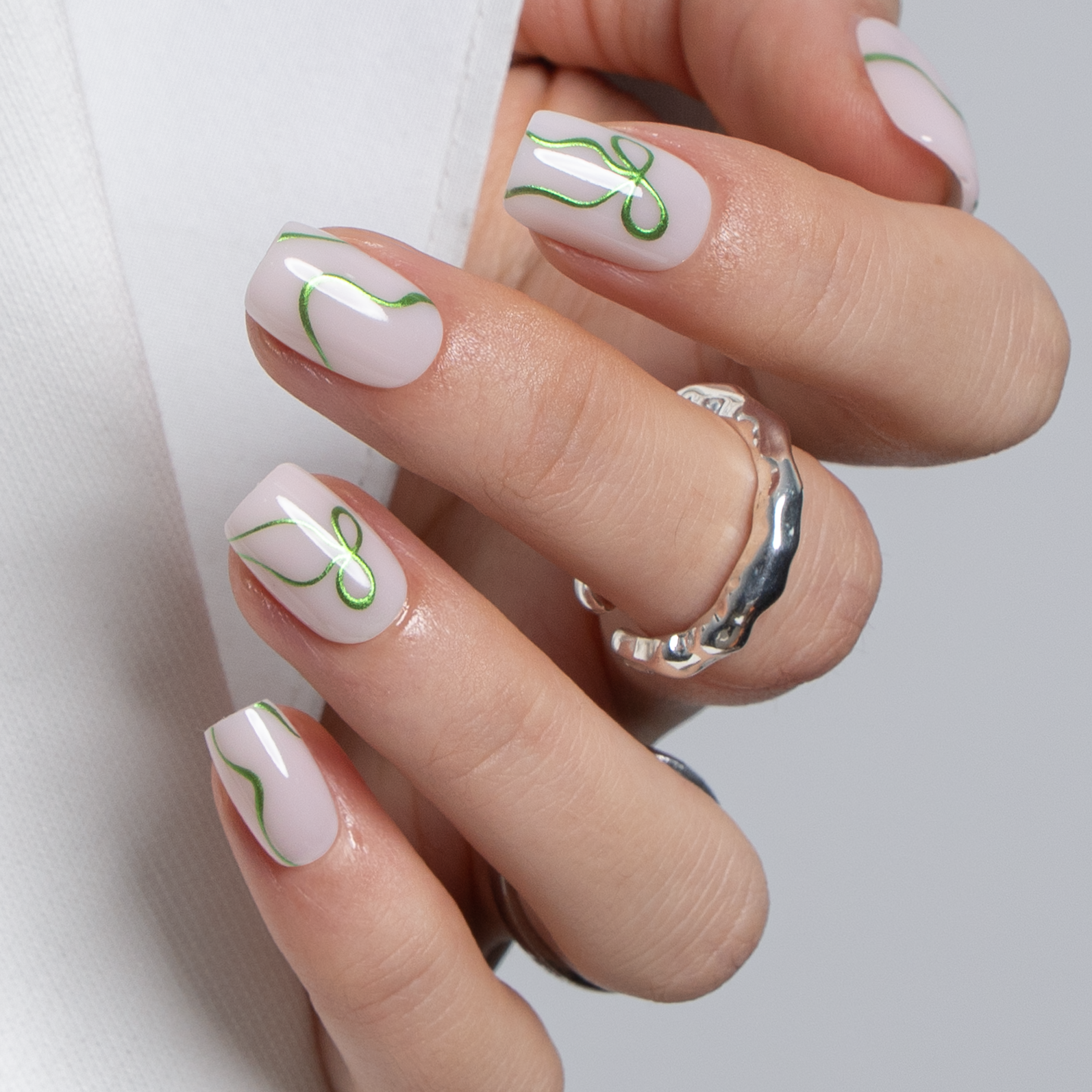 Ribbon Glow S Squoval squoval press-on nails