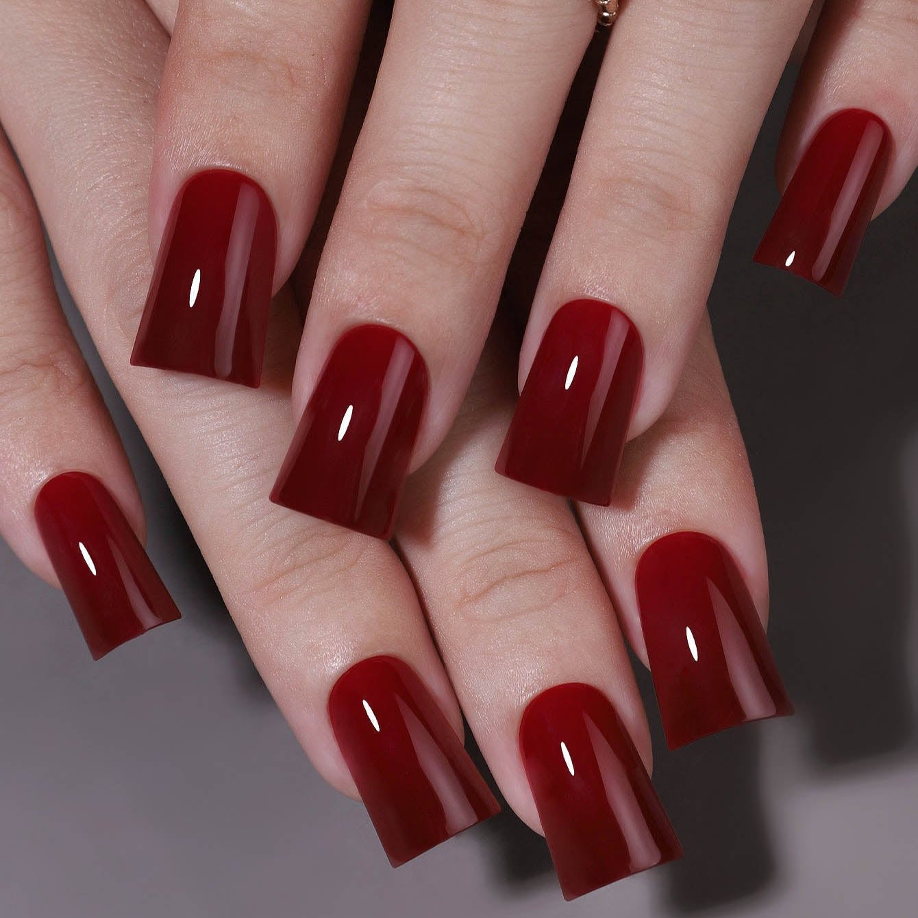 Scarlet Winter M Duckbill press-on nails worn on a hand